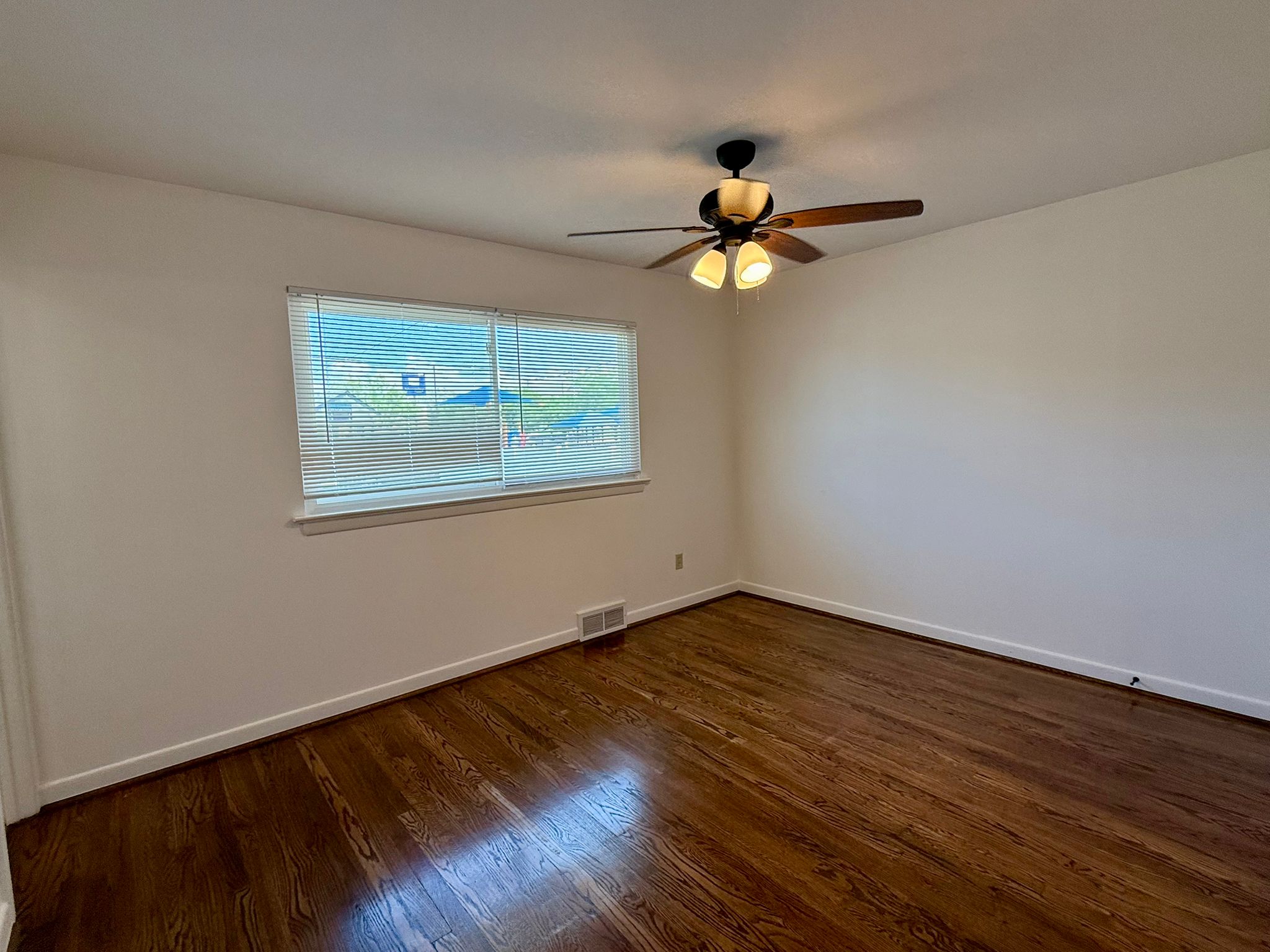 3 Bedrooms Bedrooms, ,1.5 BathroomsBathrooms,Woodford Rentals,For Rent,1360