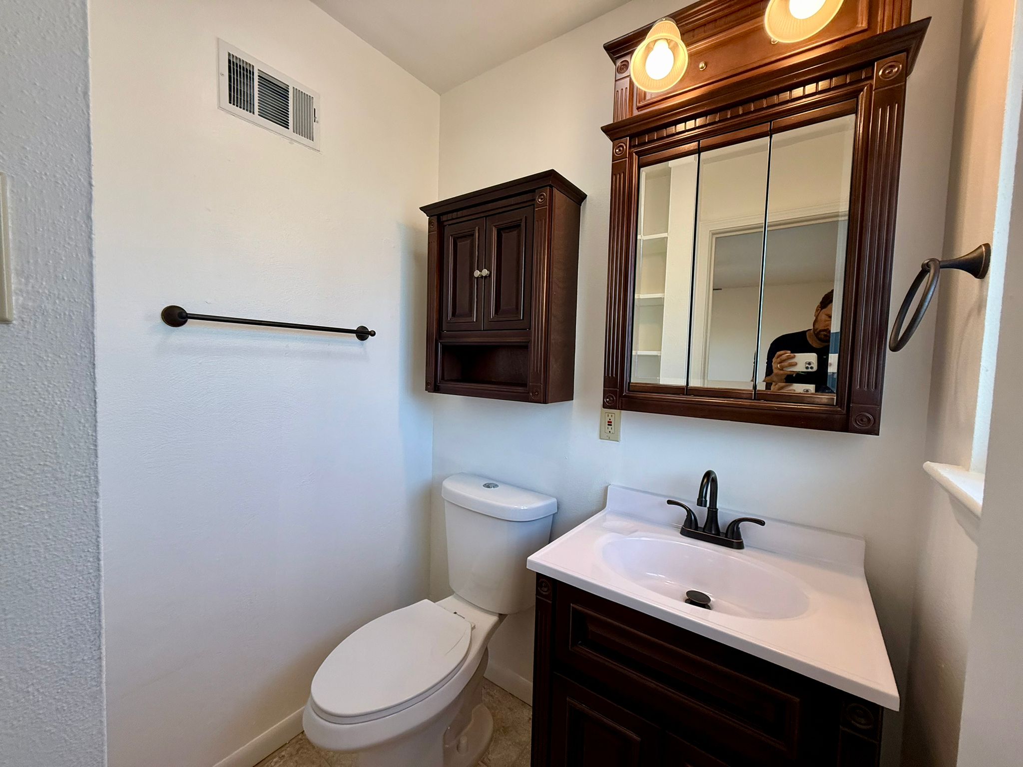3 Bedrooms Bedrooms, ,1.5 BathroomsBathrooms,Woodford Rentals,For Rent,1360