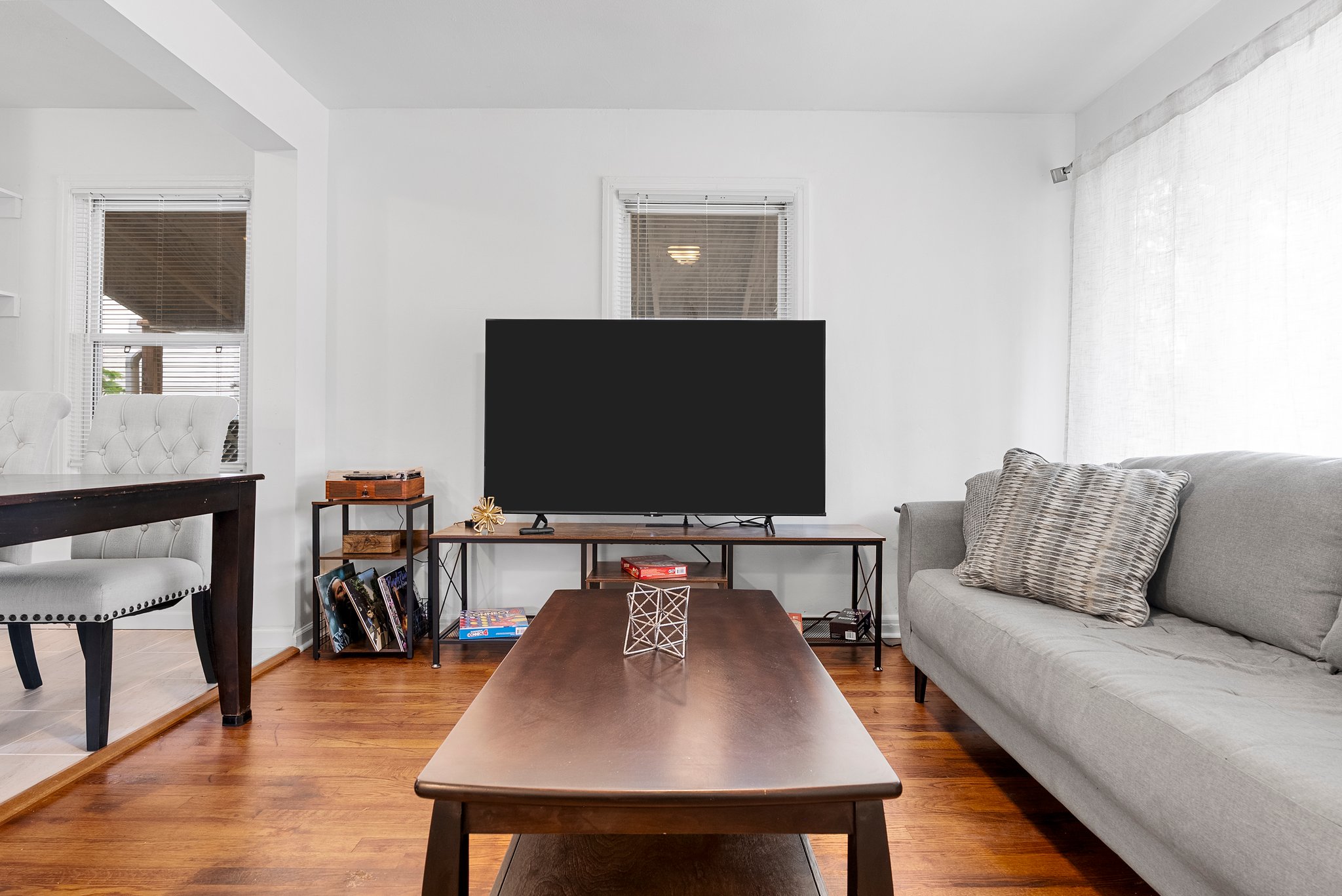 3 Bedrooms Bedrooms, ,1 BathroomBathrooms,Woodford Rentals,For Rent,1362