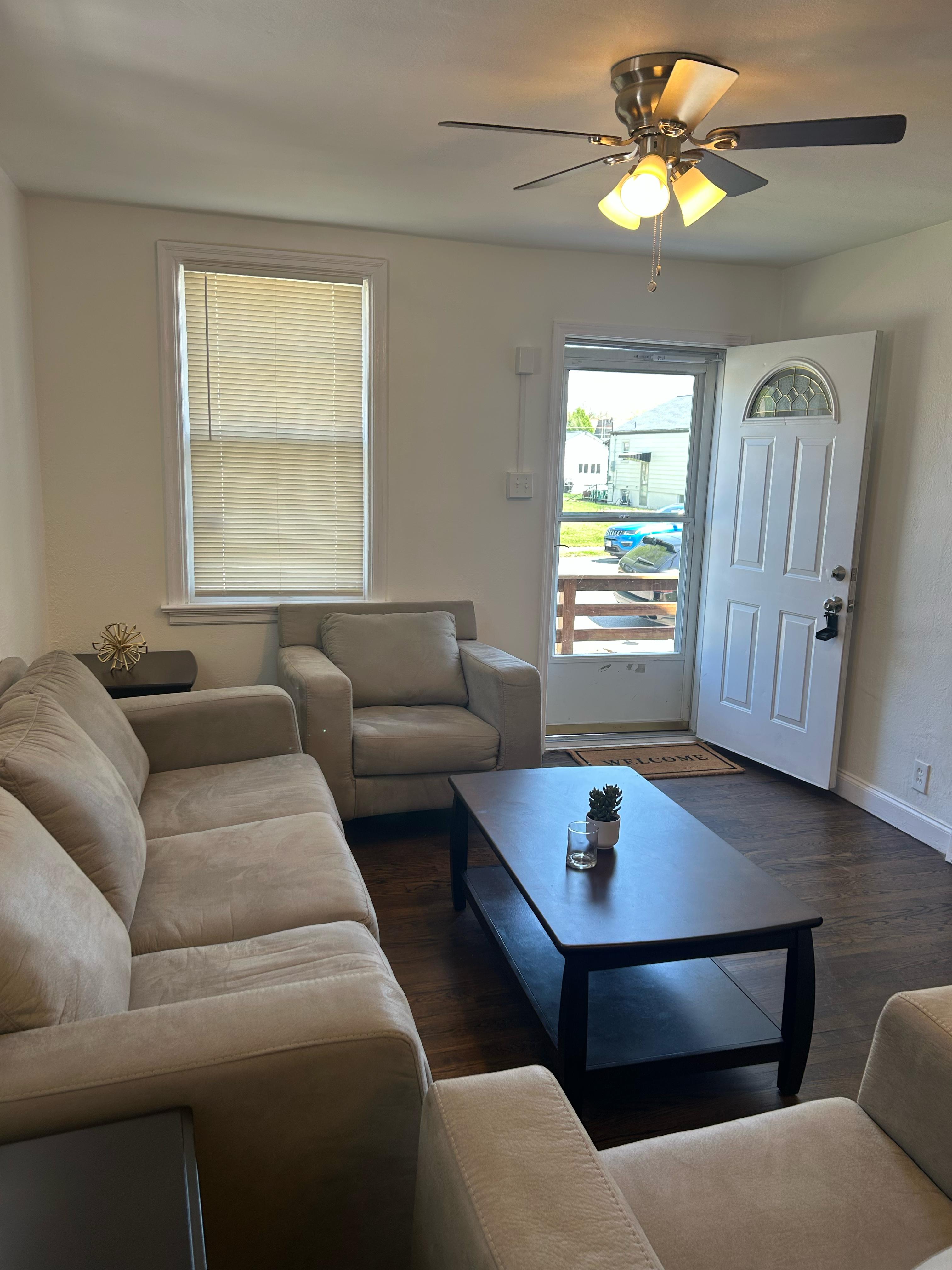 4 Bedrooms Bedrooms, ,2 BathroomsBathrooms,Woodford Rentals,For Rent,1366