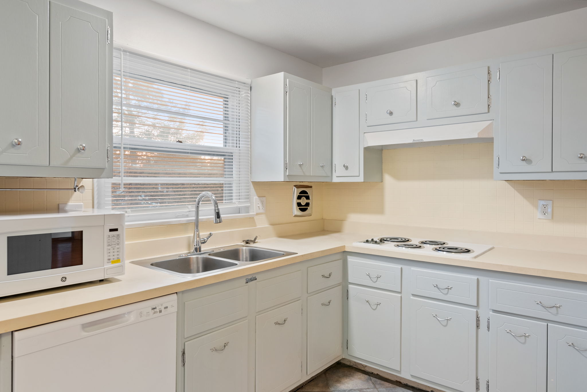 4 Bedrooms Bedrooms, ,2 BathroomsBathrooms,Woodford Rentals,For Rent,1367