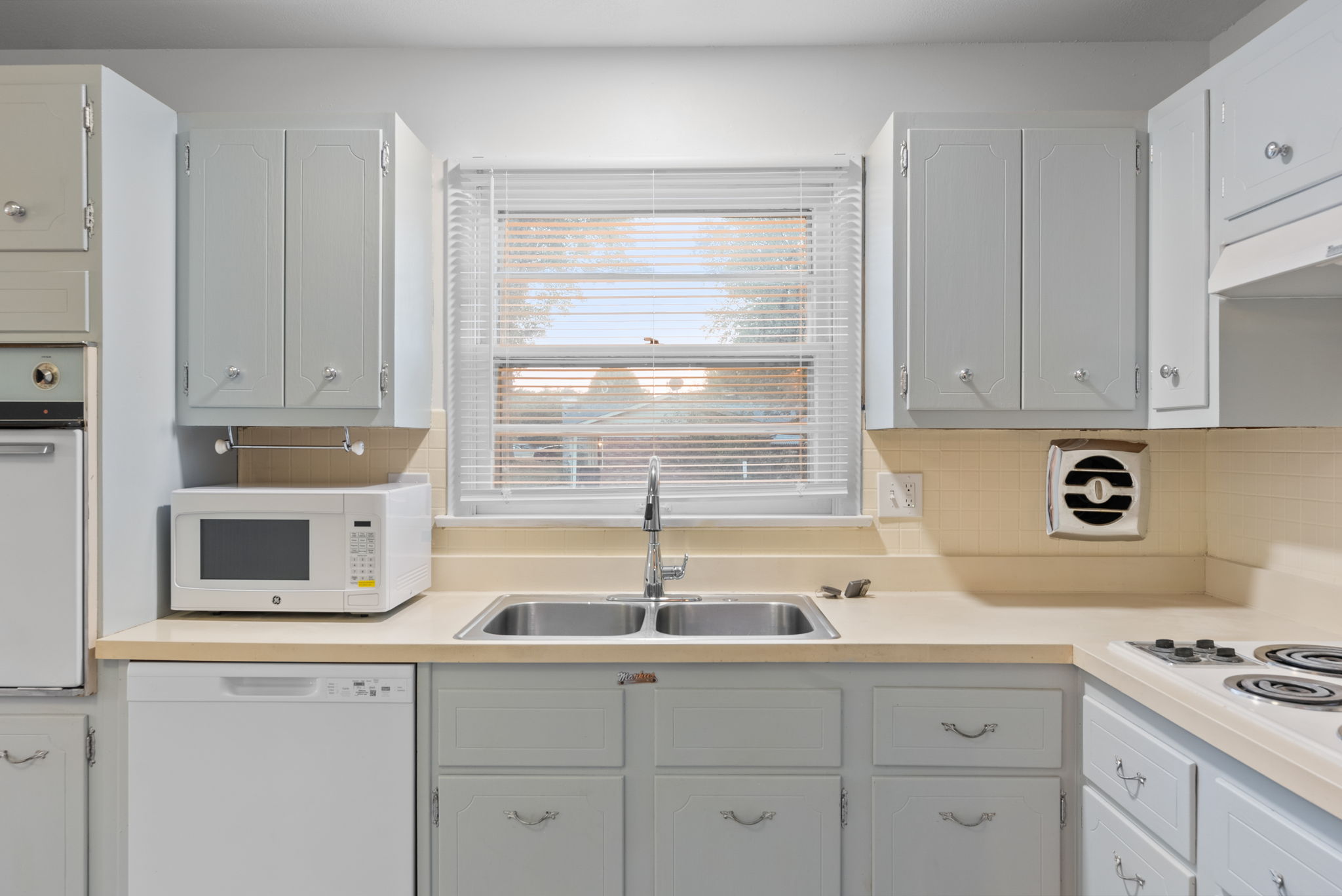 4 Bedrooms Bedrooms, ,2 BathroomsBathrooms,Woodford Rentals,For Rent,1367
