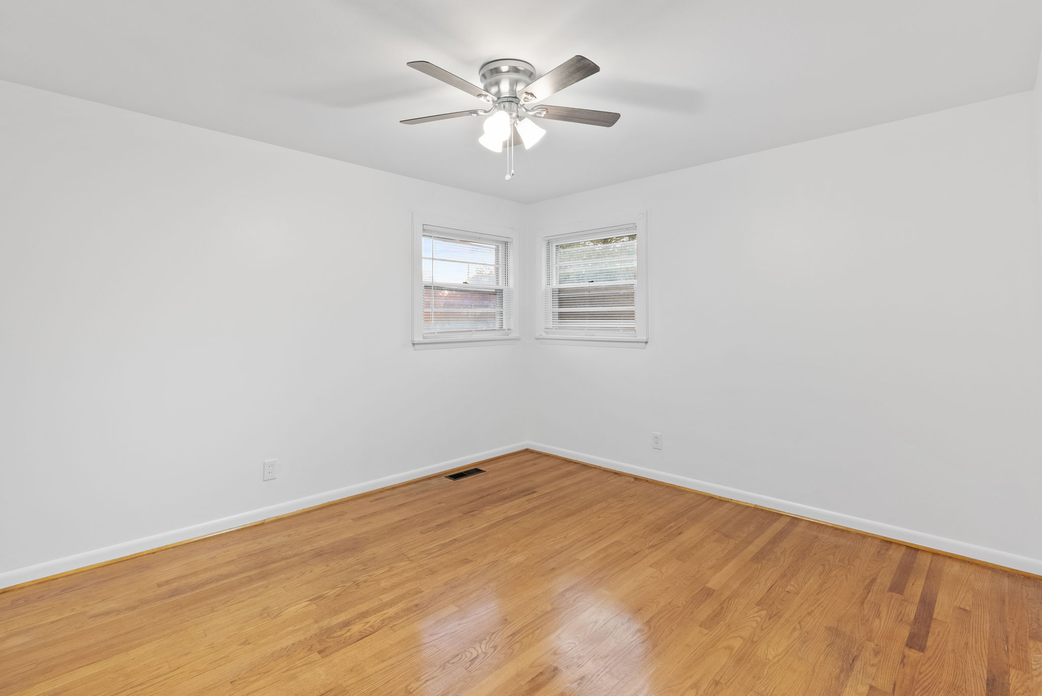 4 Bedrooms Bedrooms, ,2 BathroomsBathrooms,Woodford Rentals,For Rent,1367