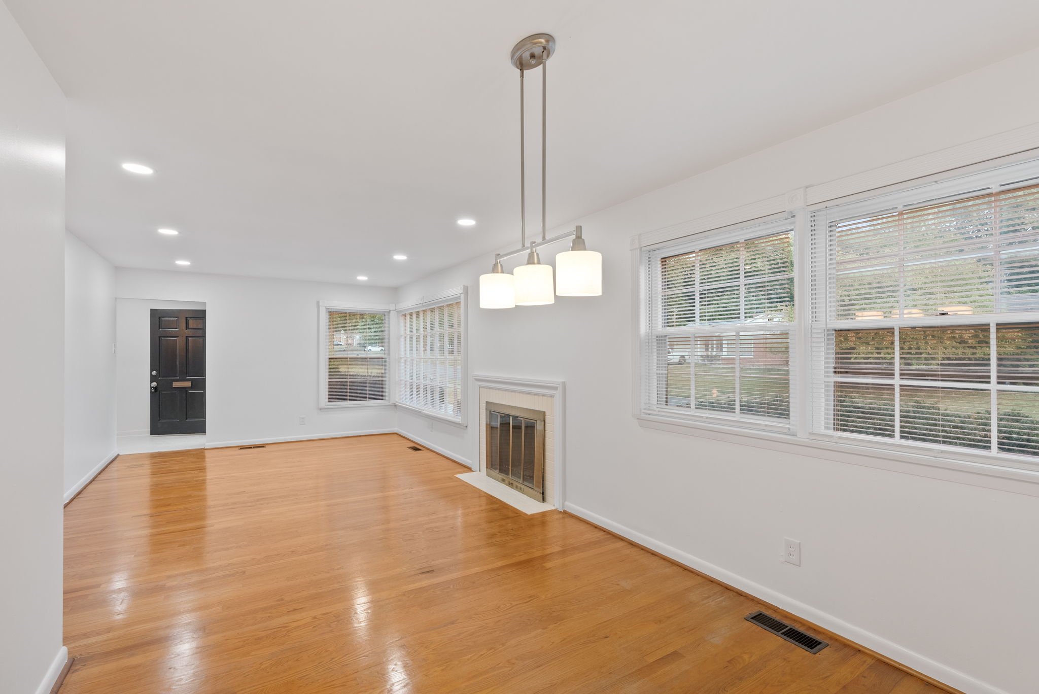 4 Bedrooms Bedrooms, ,2 BathroomsBathrooms,Woodford Rentals,For Rent,1367
