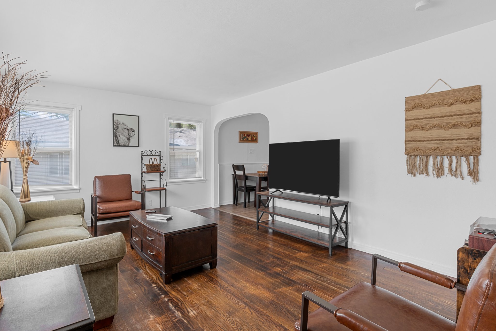 2 Bedrooms Bedrooms, ,1 BathroomBathrooms,Woodford Rentals,For Rent,1369