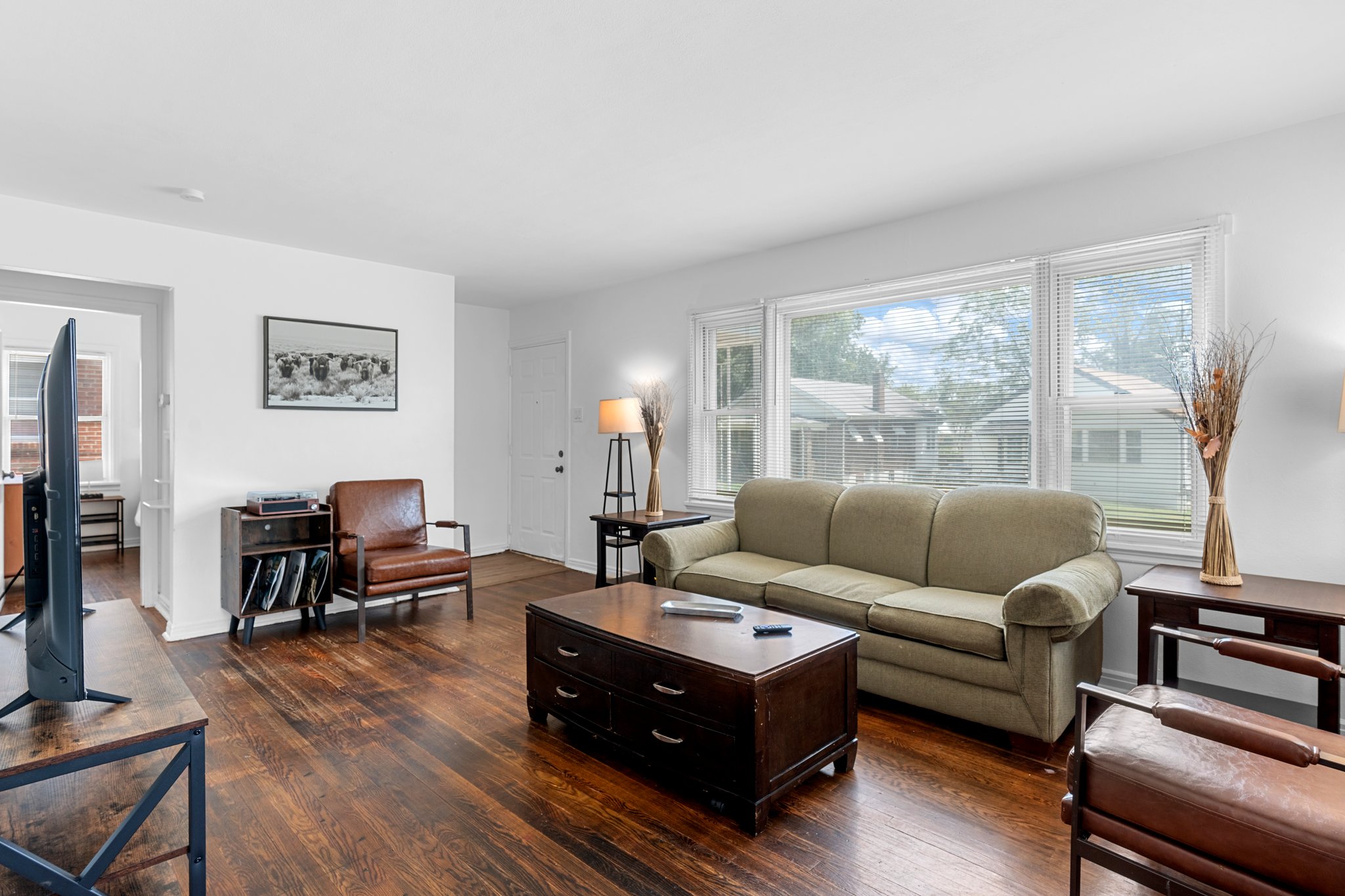 2 Bedrooms Bedrooms, ,1 BathroomBathrooms,Woodford Rentals,For Rent,1369