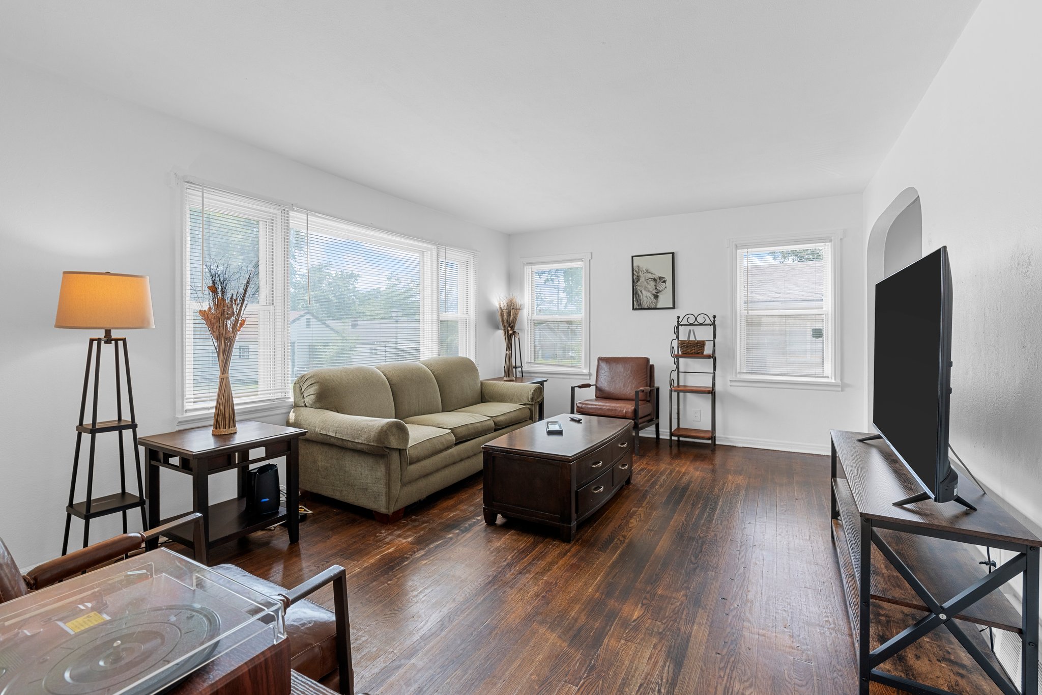 2 Bedrooms Bedrooms, ,1 BathroomBathrooms,Woodford Rentals,For Rent,1369
