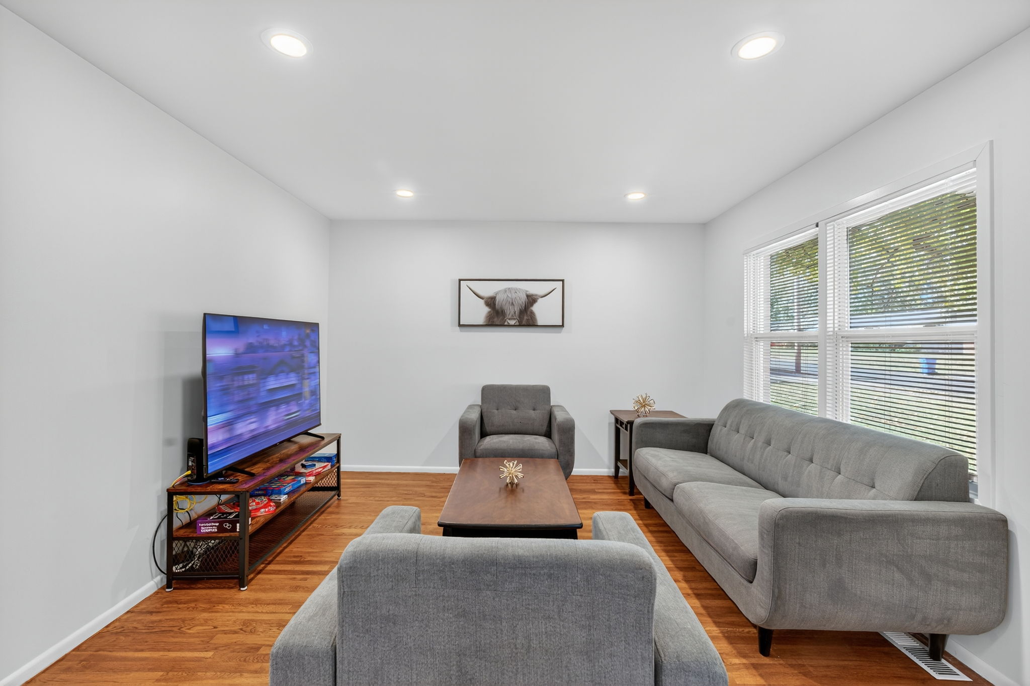 3 Bedrooms Bedrooms, ,2 BathroomsBathrooms,Woodford Rentals,For Rent,1370