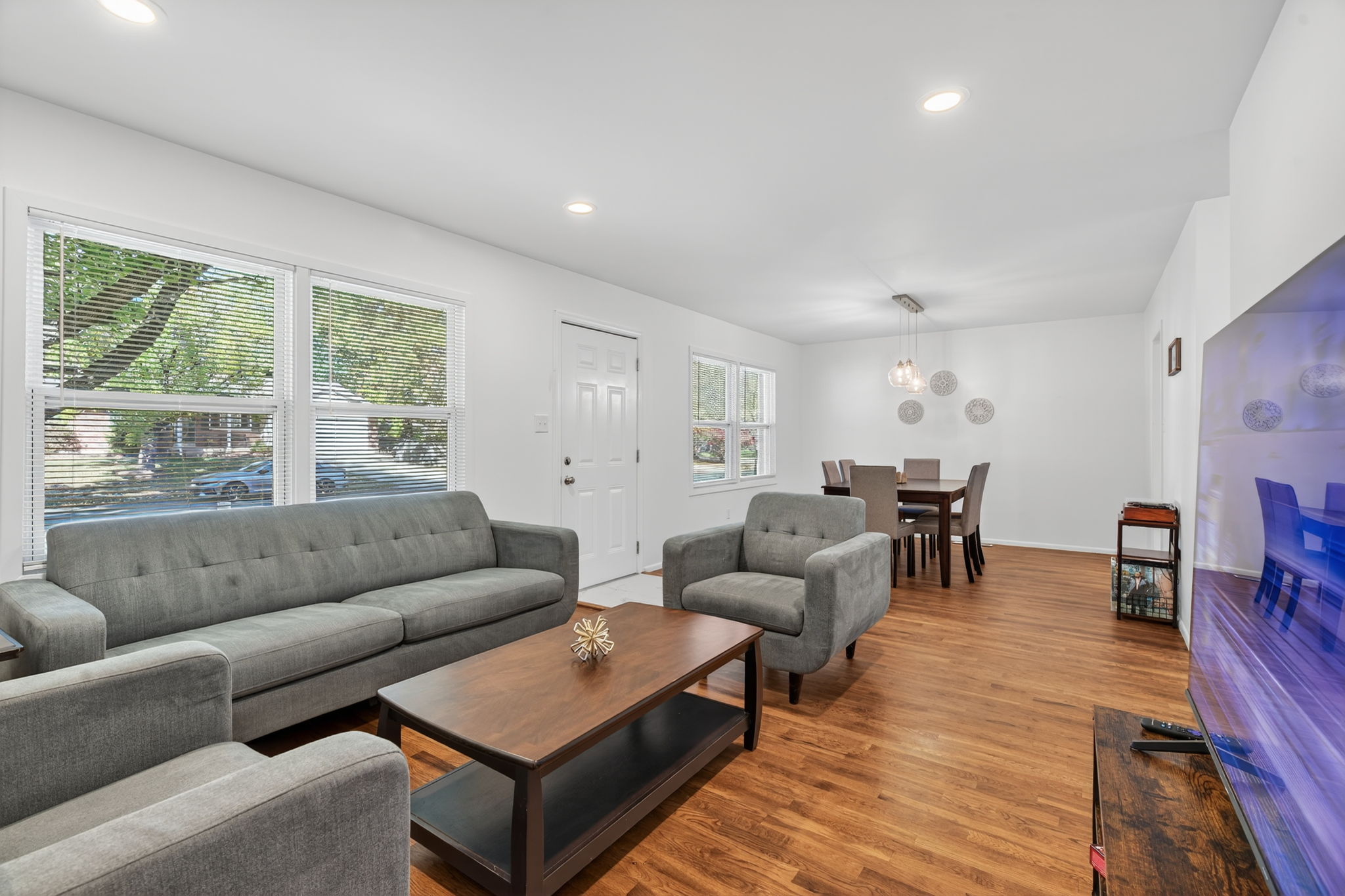 3 Bedrooms Bedrooms, ,2 BathroomsBathrooms,Woodford Rentals,For Rent,1370