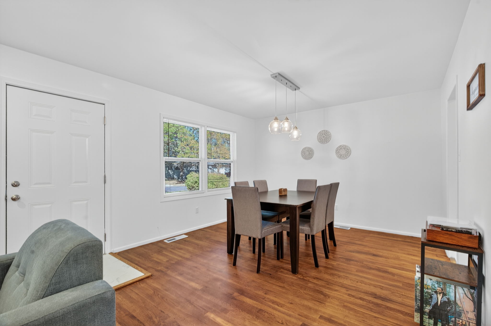 3 Bedrooms Bedrooms, ,2 BathroomsBathrooms,Woodford Rentals,For Rent,1370