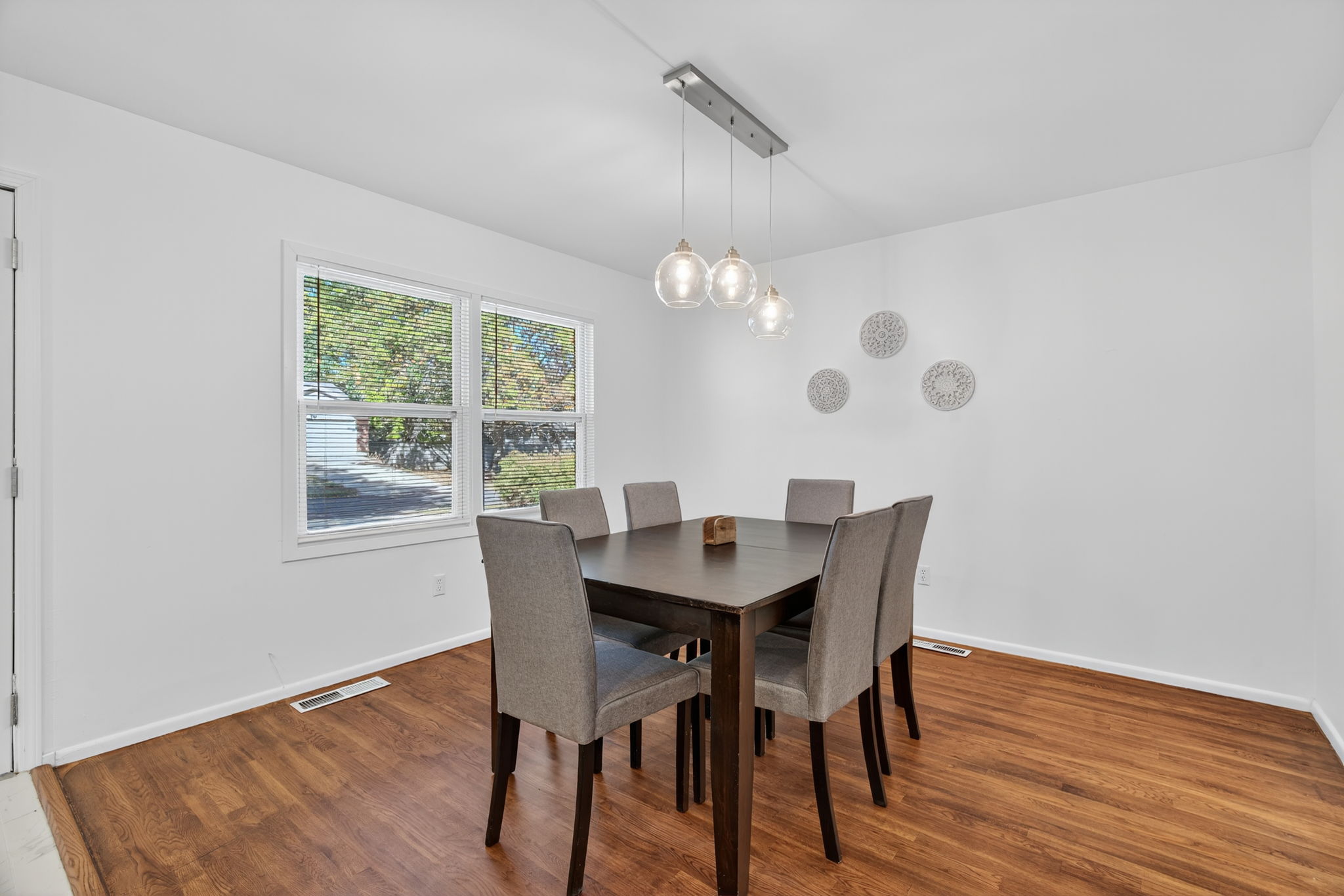 3 Bedrooms Bedrooms, ,2 BathroomsBathrooms,Woodford Rentals,For Rent,1370