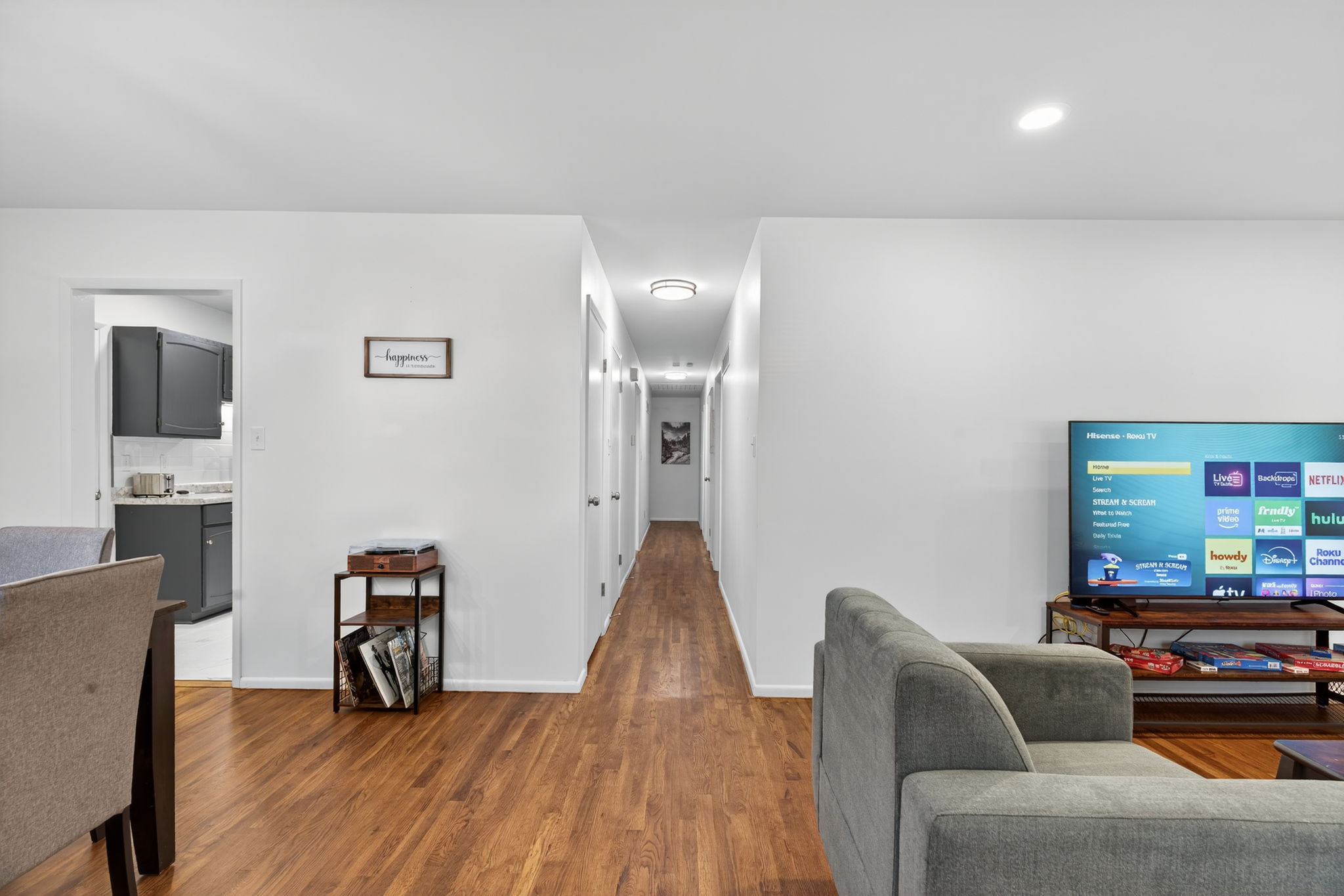 3 Bedrooms Bedrooms, ,2 BathroomsBathrooms,Woodford Rentals,For Rent,1370