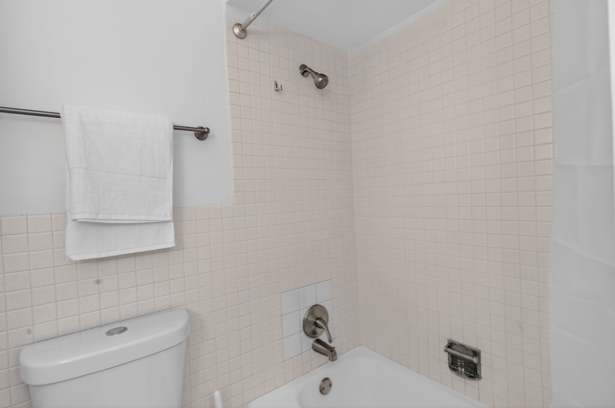 3 Bedrooms Bedrooms, ,2 BathroomsBathrooms,Woodford Rentals,For Rent,1370