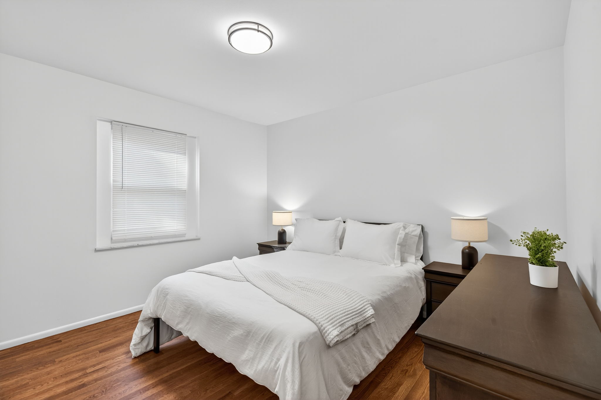 3 Bedrooms Bedrooms, ,2 BathroomsBathrooms,Woodford Rentals,For Rent,1370