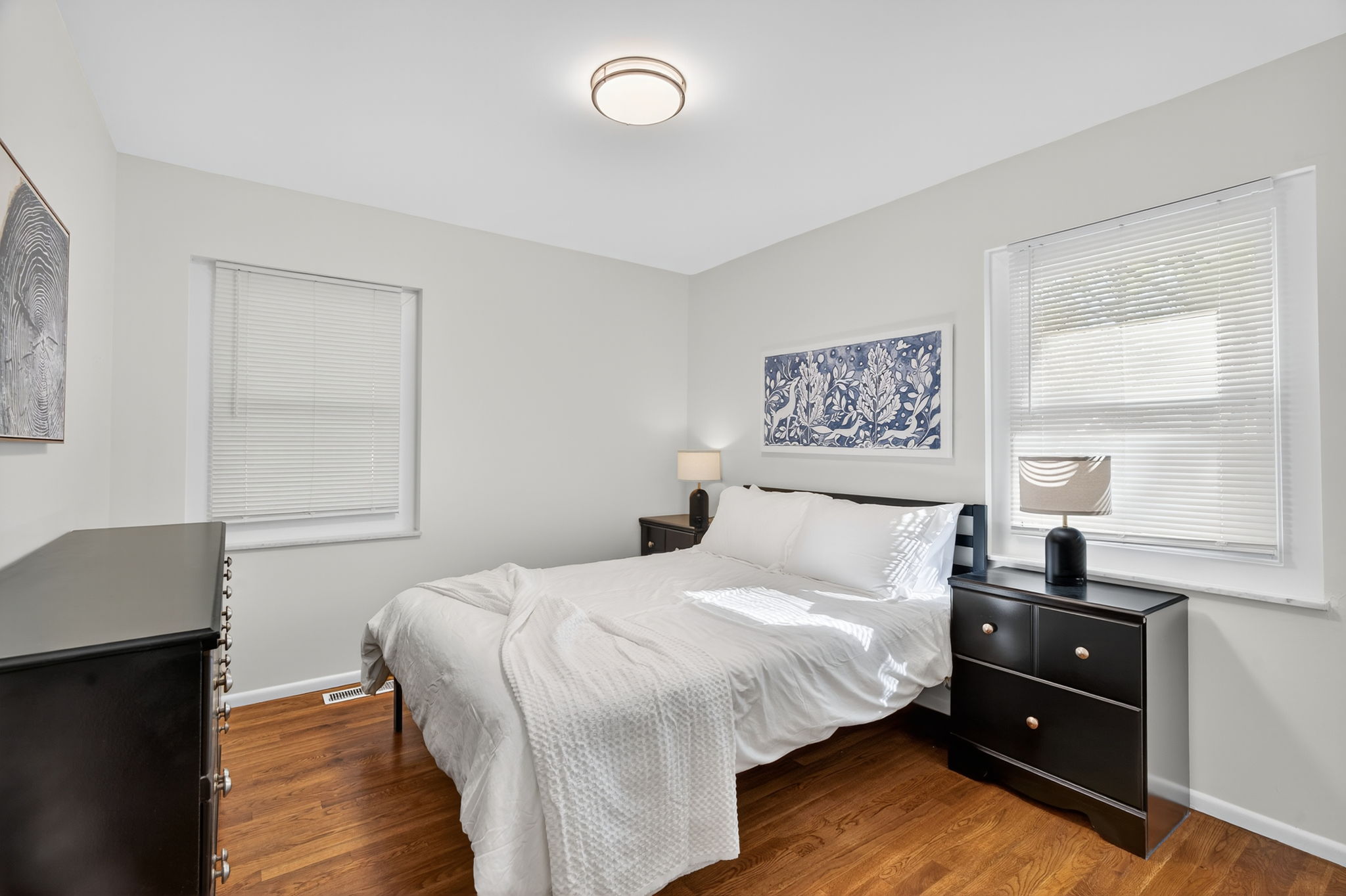 3 Bedrooms Bedrooms, ,2 BathroomsBathrooms,Woodford Rentals,For Rent,1370