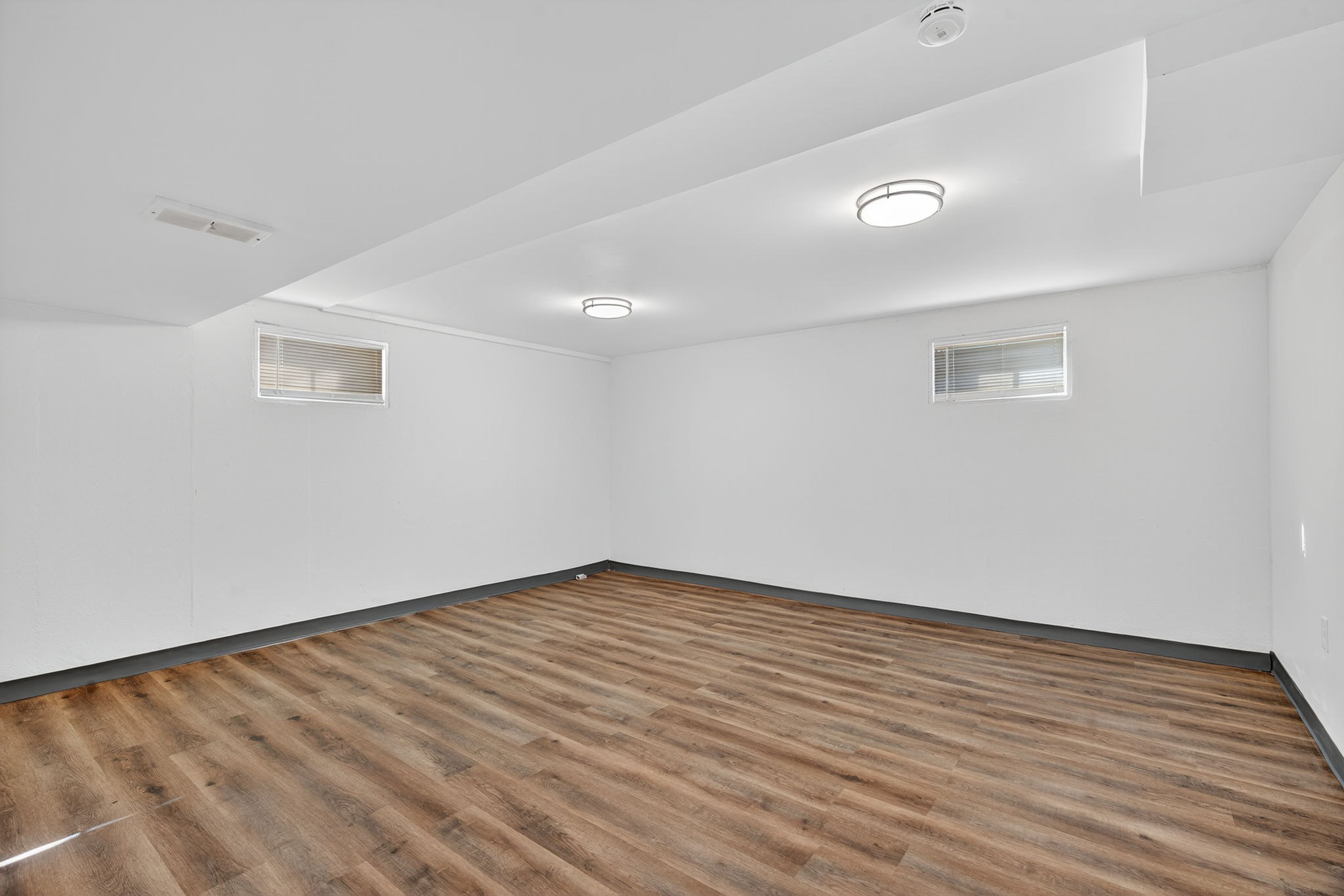 3 Bedrooms Bedrooms, ,2 BathroomsBathrooms,Woodford Rentals,For Rent,1370