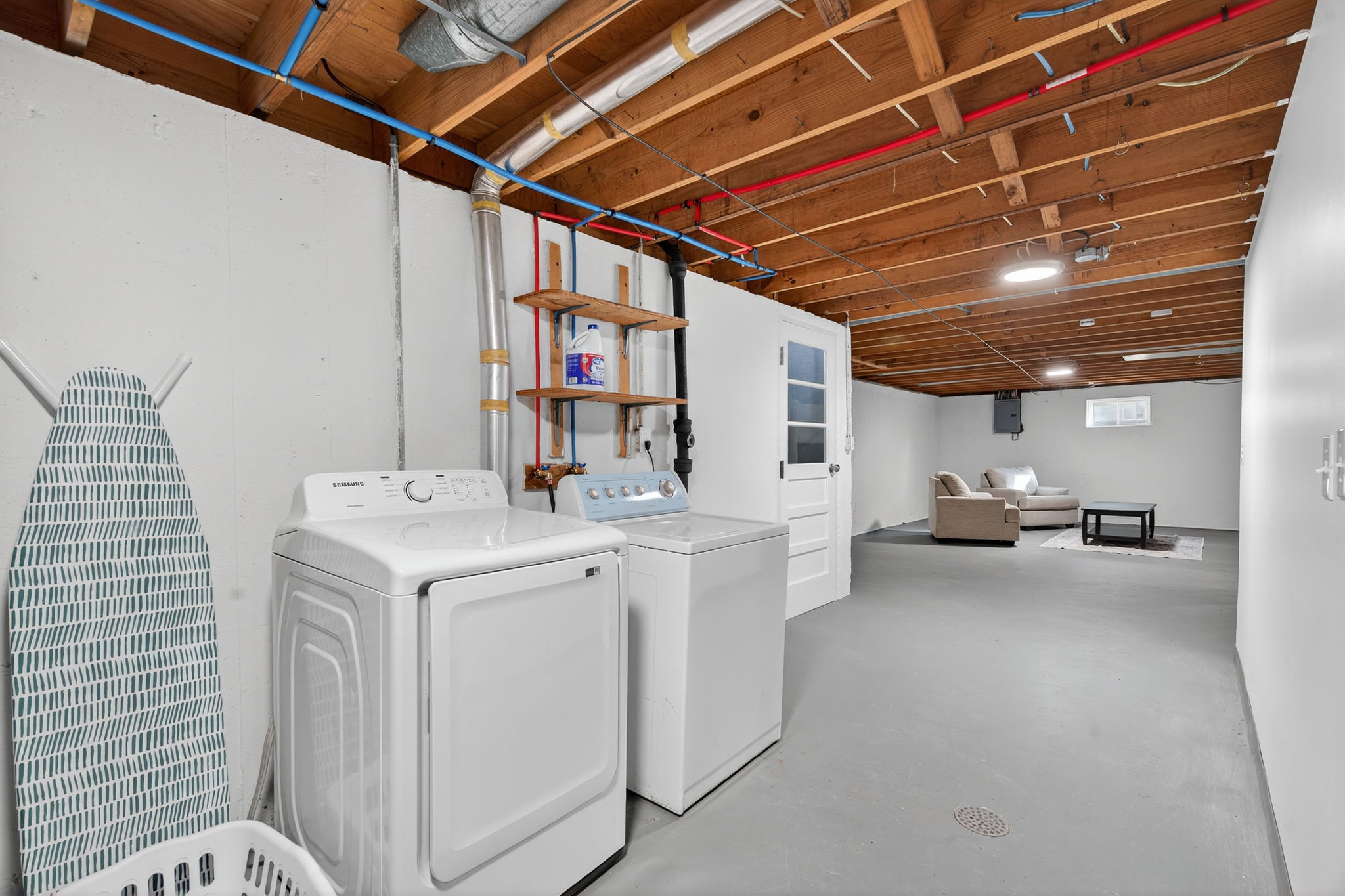 3 Bedrooms Bedrooms, ,2 BathroomsBathrooms,Woodford Rentals,For Rent,1370