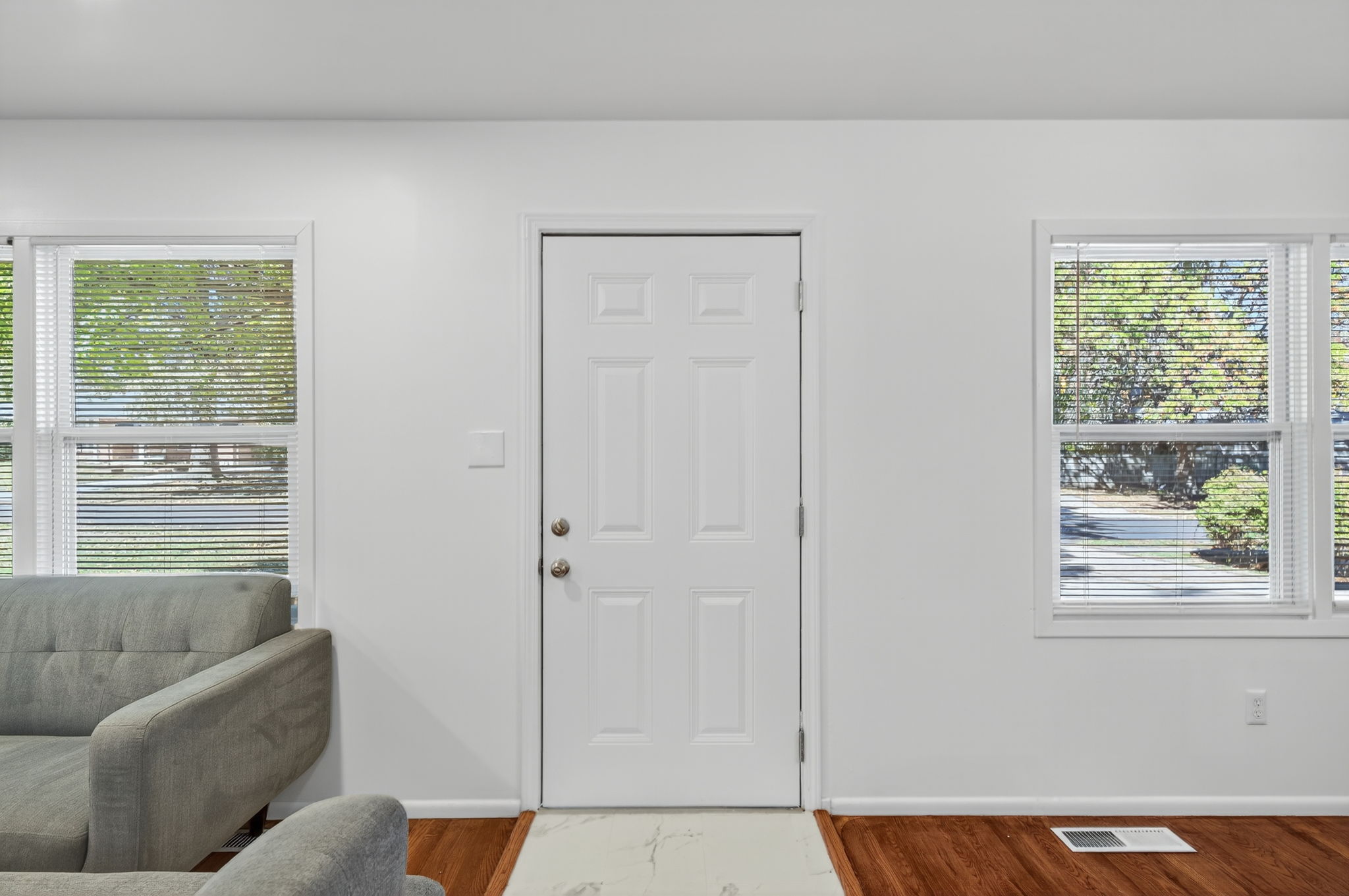 3 Bedrooms Bedrooms, ,2 BathroomsBathrooms,Woodford Rentals,For Rent,1370