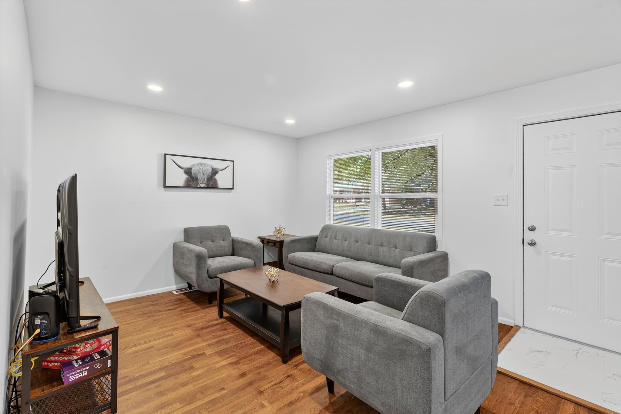 3 Bedrooms Bedrooms, ,2 BathroomsBathrooms,Woodford Rentals,For Rent,1370