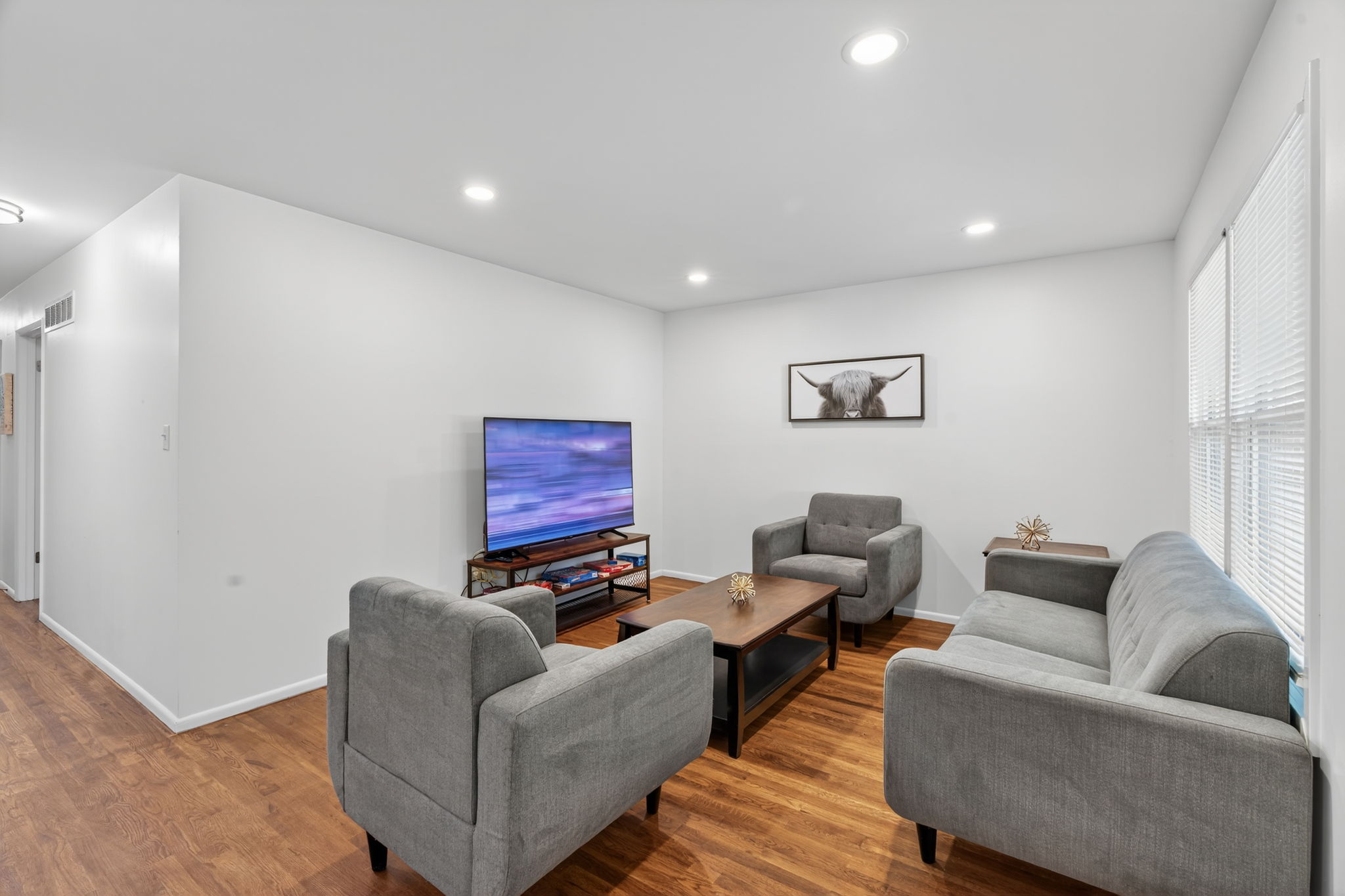 3 Bedrooms Bedrooms, ,2 BathroomsBathrooms,Woodford Rentals,For Rent,1370