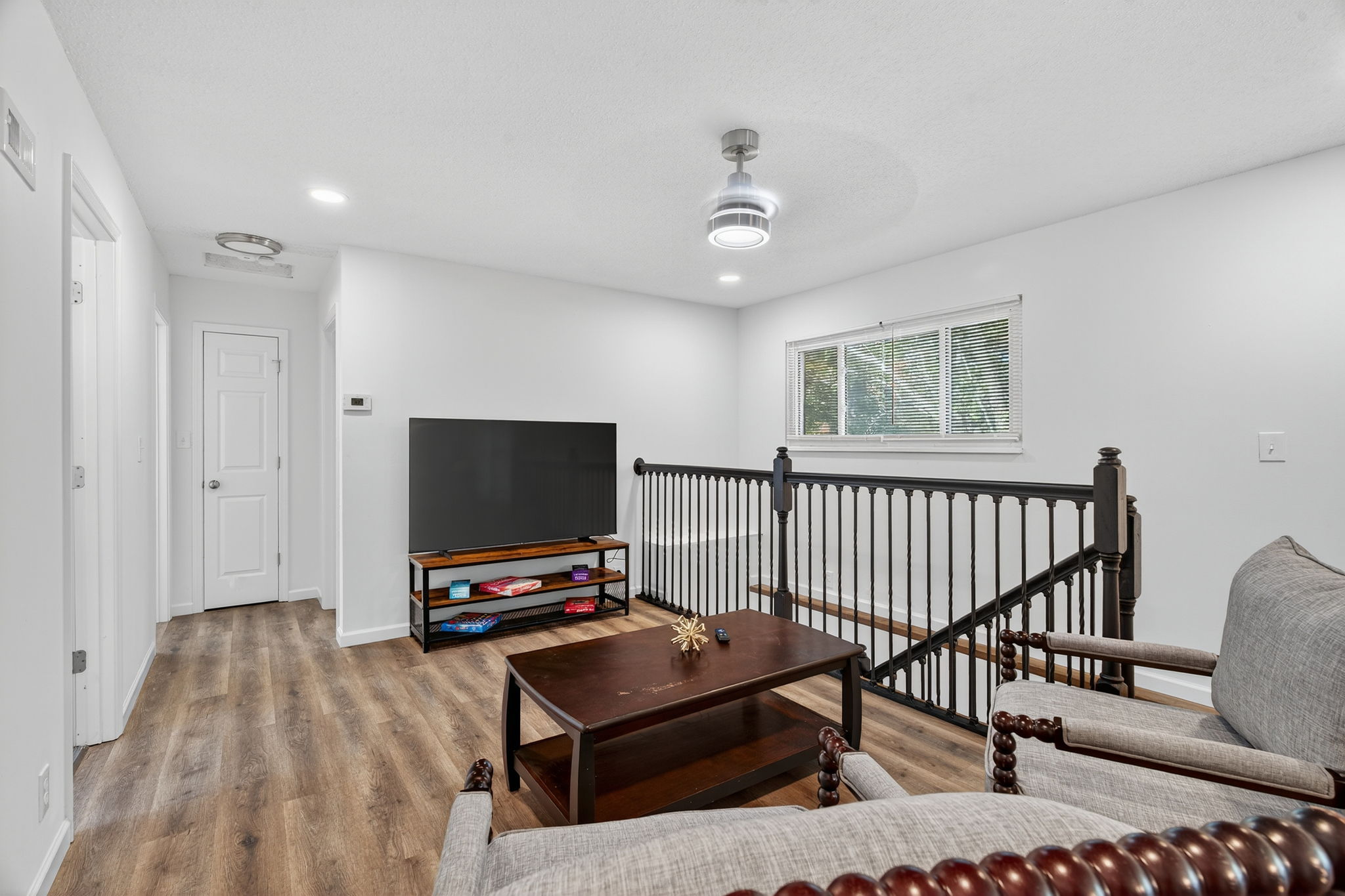 4 Bedrooms Bedrooms, ,2 BathroomsBathrooms,Woodford Rentals,For Rent,1385