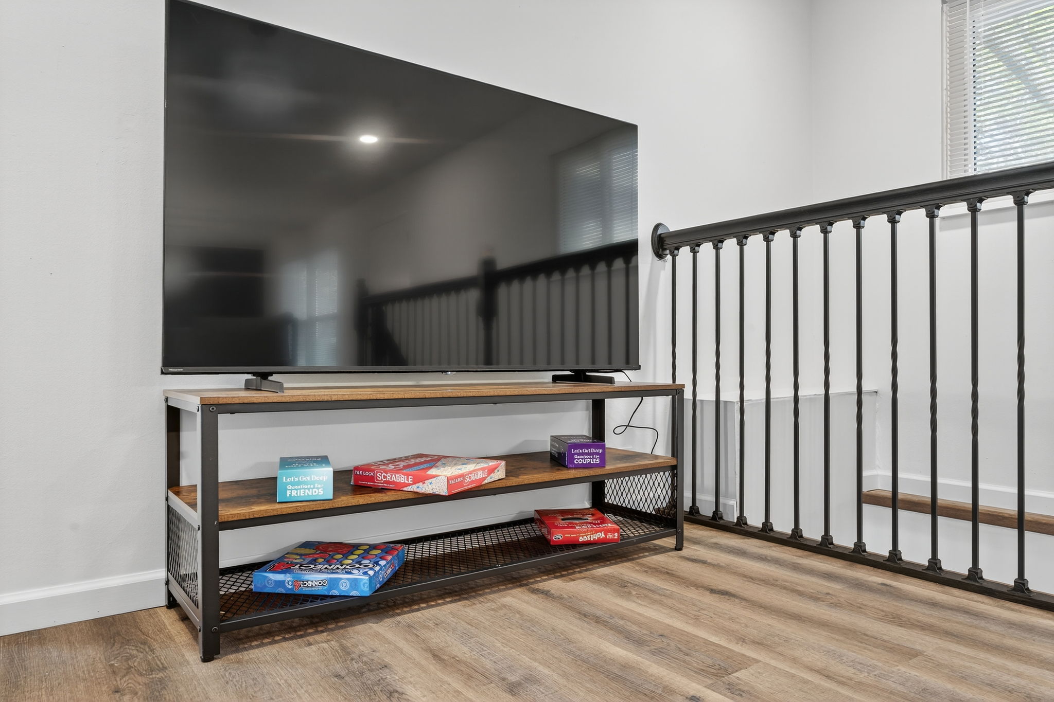 4 Bedrooms Bedrooms, ,2 BathroomsBathrooms,Woodford Rentals,For Rent,1385