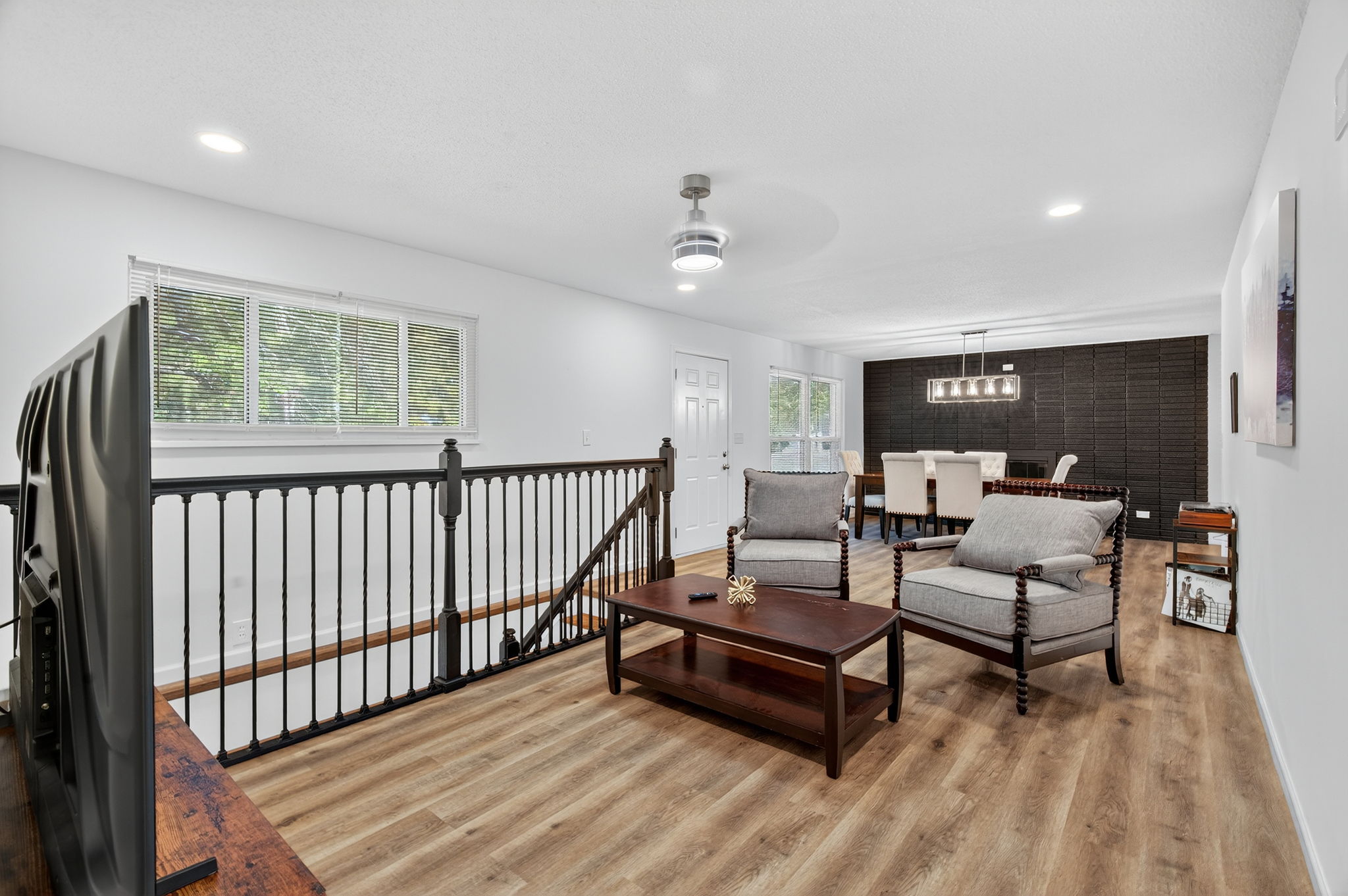 4 Bedrooms Bedrooms, ,2 BathroomsBathrooms,Woodford Rentals,For Rent,1385