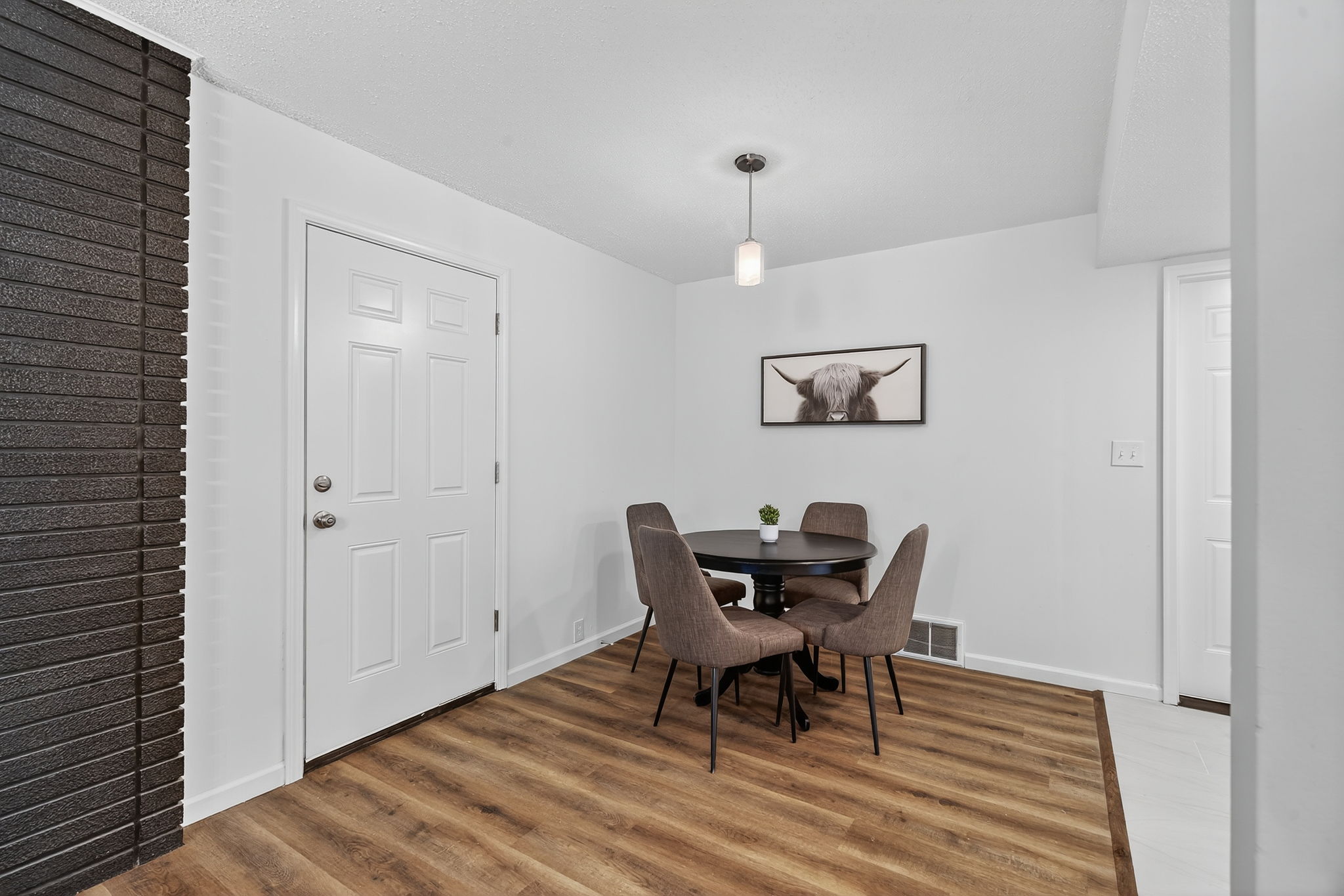 4 Bedrooms Bedrooms, ,2 BathroomsBathrooms,Woodford Rentals,For Rent,1385