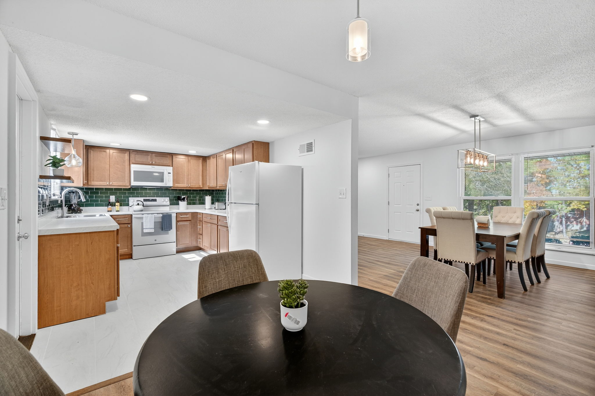 4 Bedrooms Bedrooms, ,2 BathroomsBathrooms,Woodford Rentals,For Rent,1385