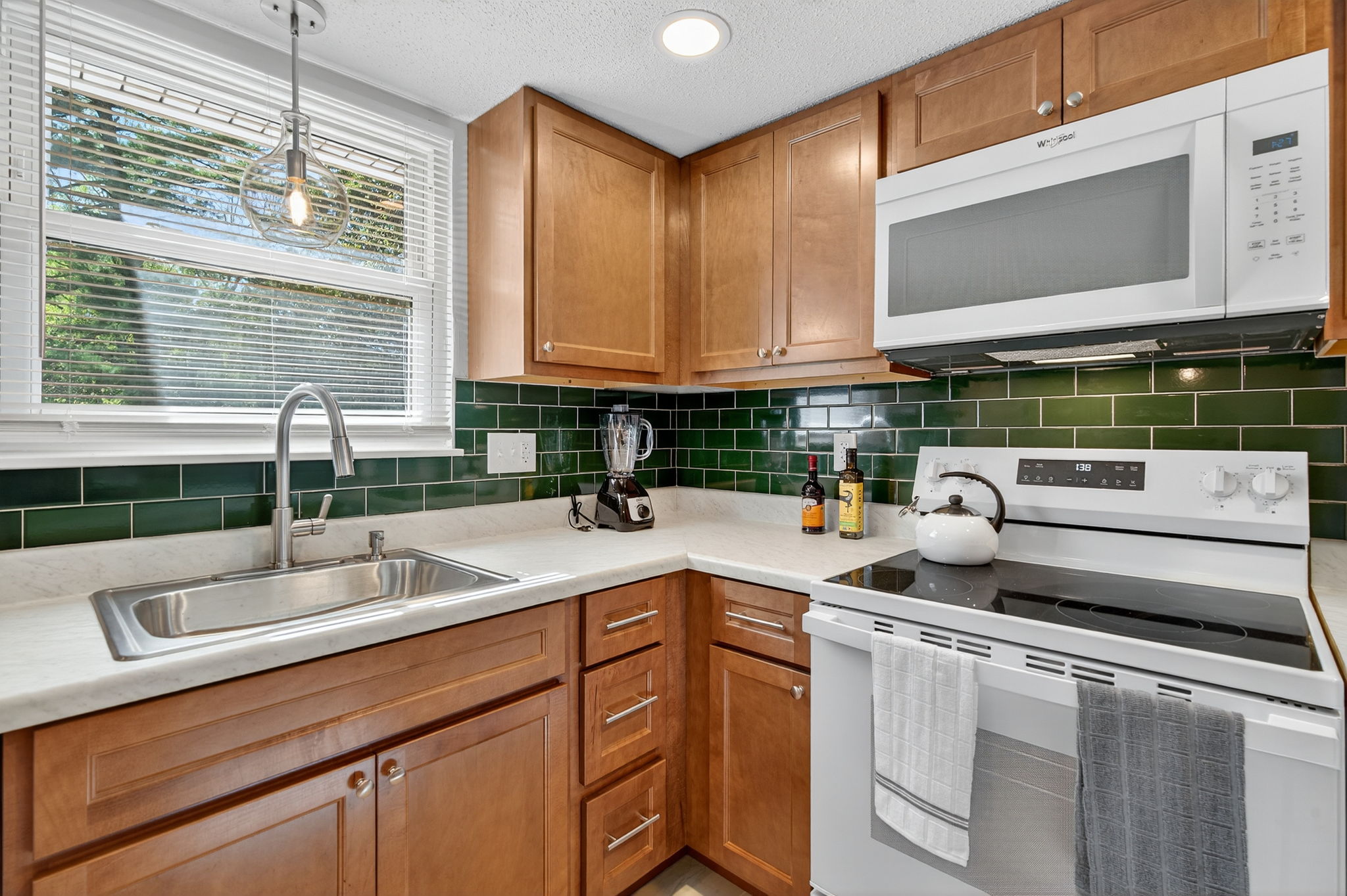 4 Bedrooms Bedrooms, ,2 BathroomsBathrooms,Woodford Rentals,For Rent,1385