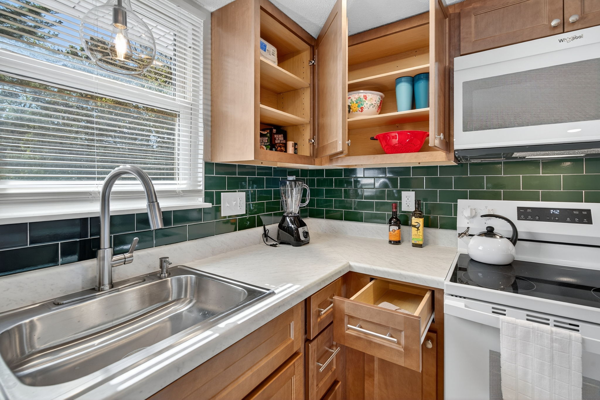 4 Bedrooms Bedrooms, ,2 BathroomsBathrooms,Woodford Rentals,For Rent,1385