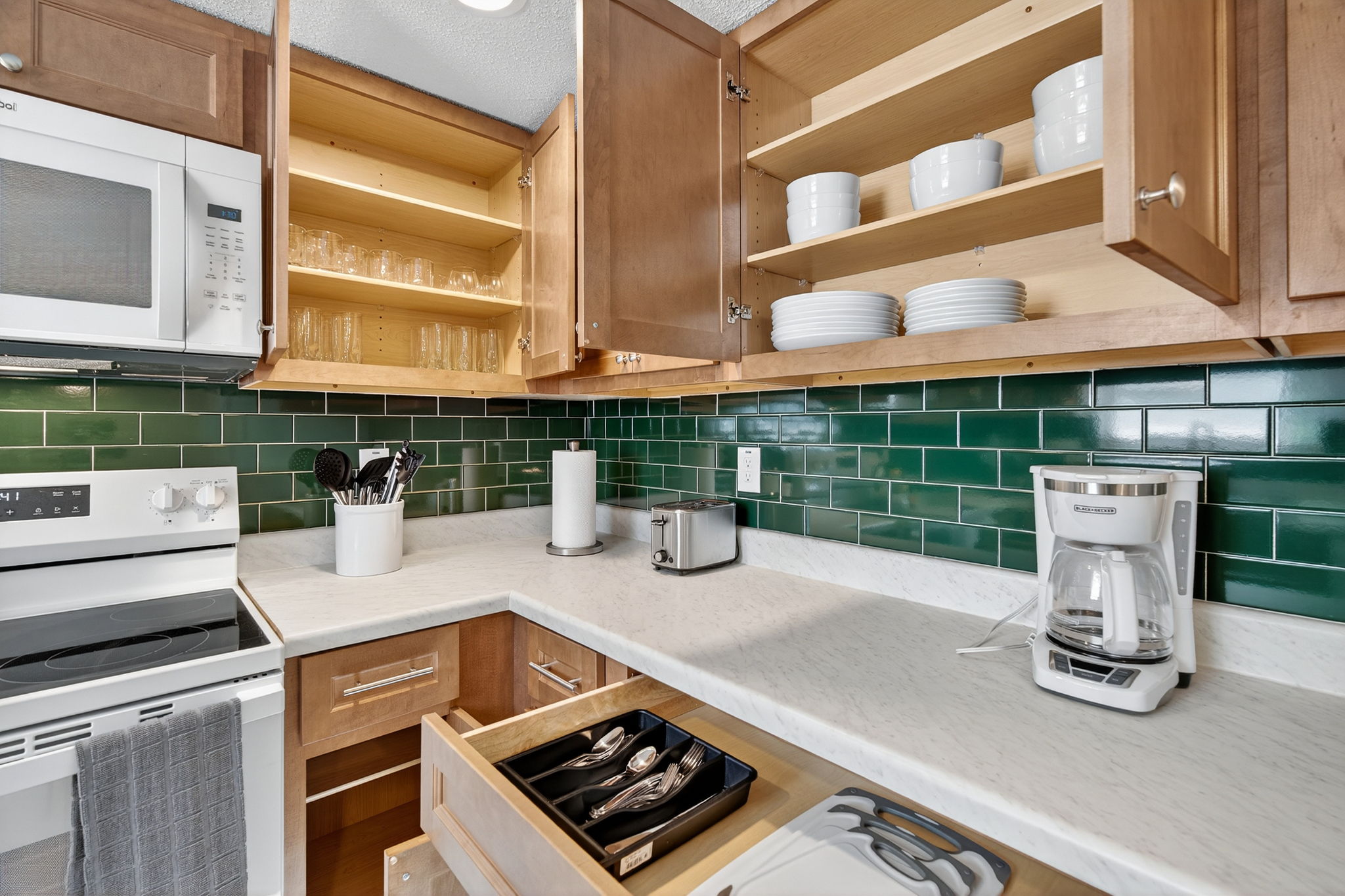 4 Bedrooms Bedrooms, ,2 BathroomsBathrooms,Woodford Rentals,For Rent,1385