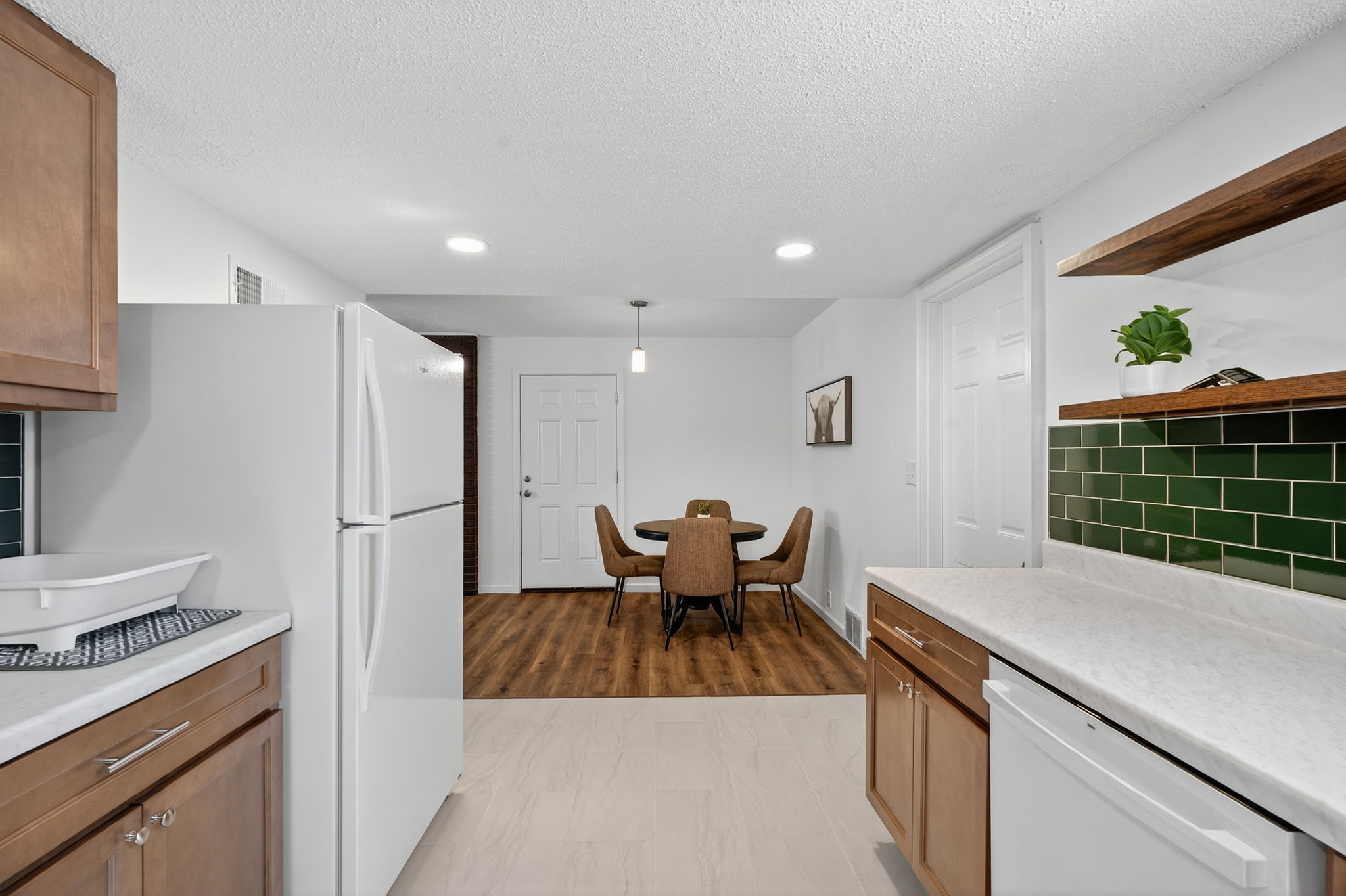 4 Bedrooms Bedrooms, ,2 BathroomsBathrooms,Woodford Rentals,For Rent,1385