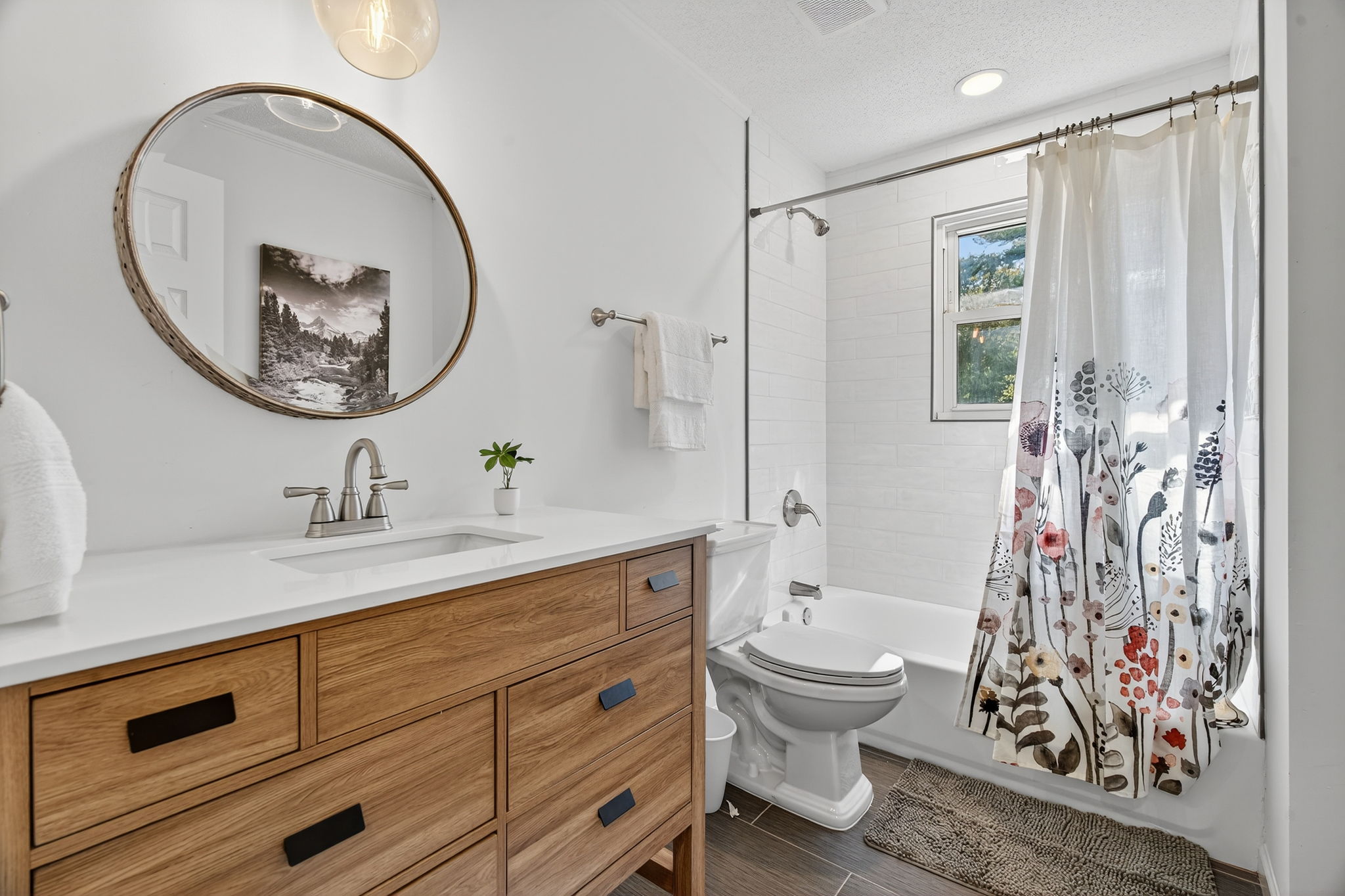 4 Bedrooms Bedrooms, ,2 BathroomsBathrooms,Woodford Rentals,For Rent,1385