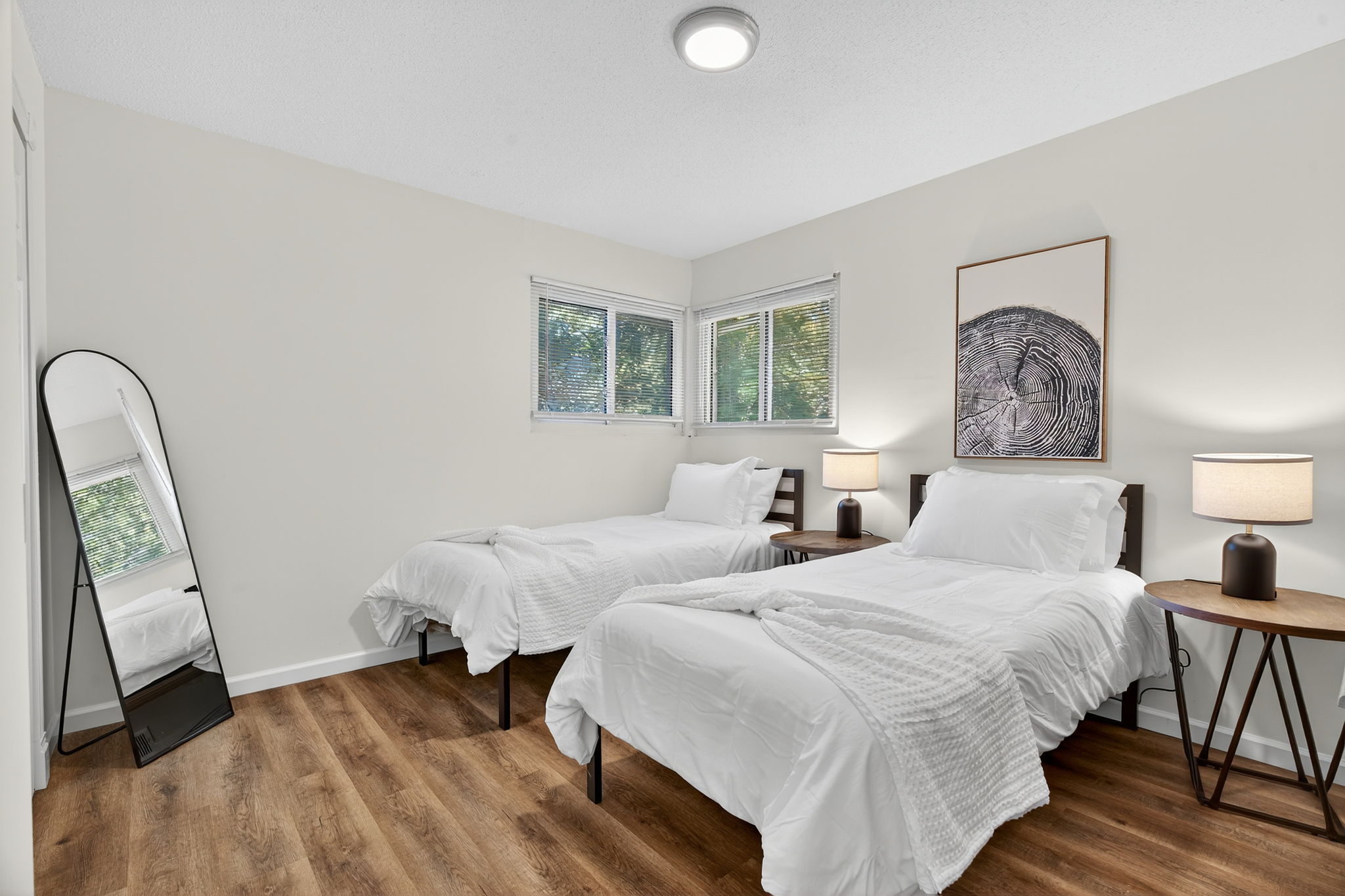 4 Bedrooms Bedrooms, ,2 BathroomsBathrooms,Woodford Rentals,For Rent,1385