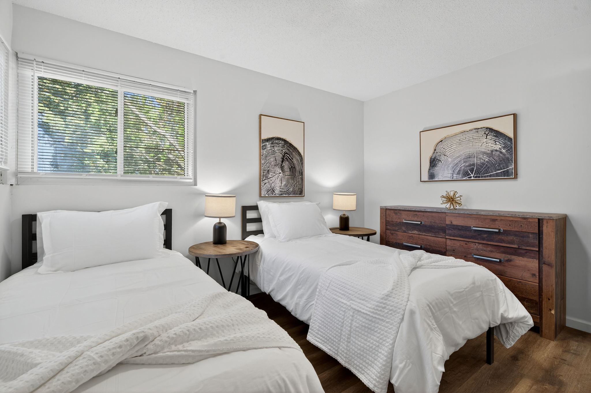 4 Bedrooms Bedrooms, ,2 BathroomsBathrooms,Woodford Rentals,For Rent,1385