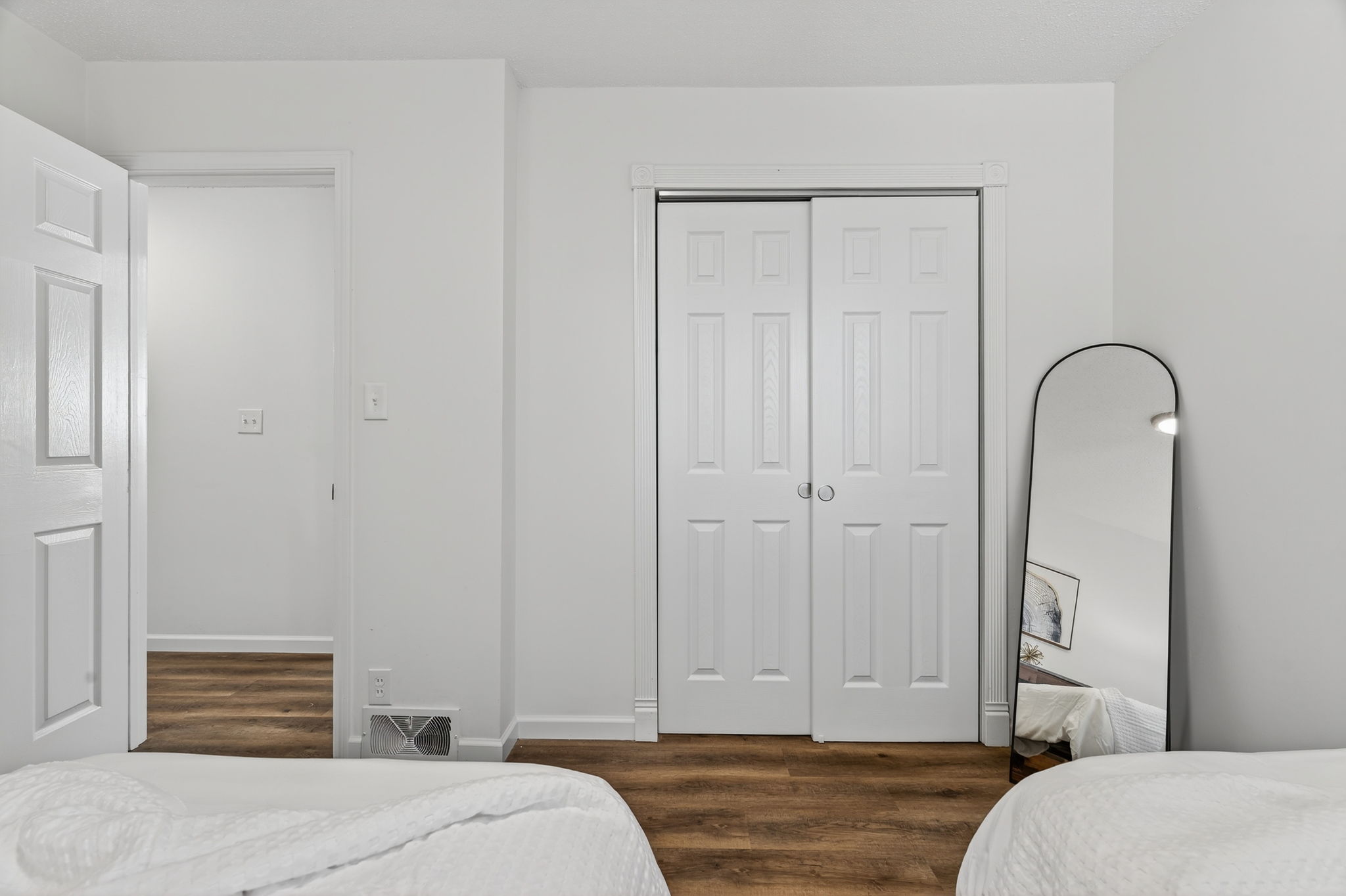 4 Bedrooms Bedrooms, ,2 BathroomsBathrooms,Woodford Rentals,For Rent,1385