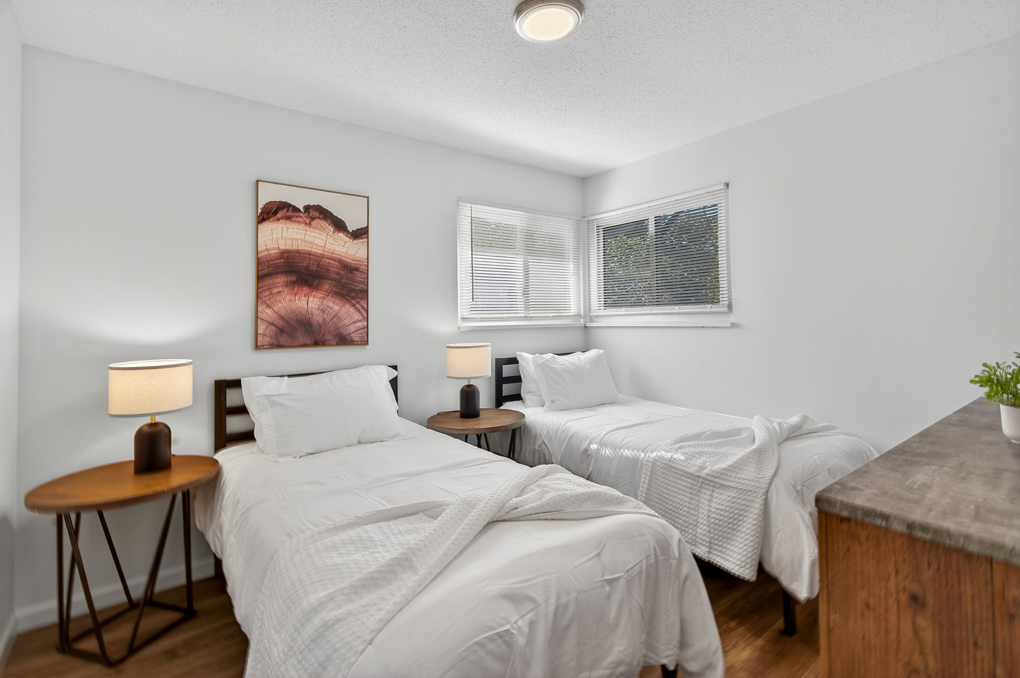 4 Bedrooms Bedrooms, ,2 BathroomsBathrooms,Woodford Rentals,For Rent,1385