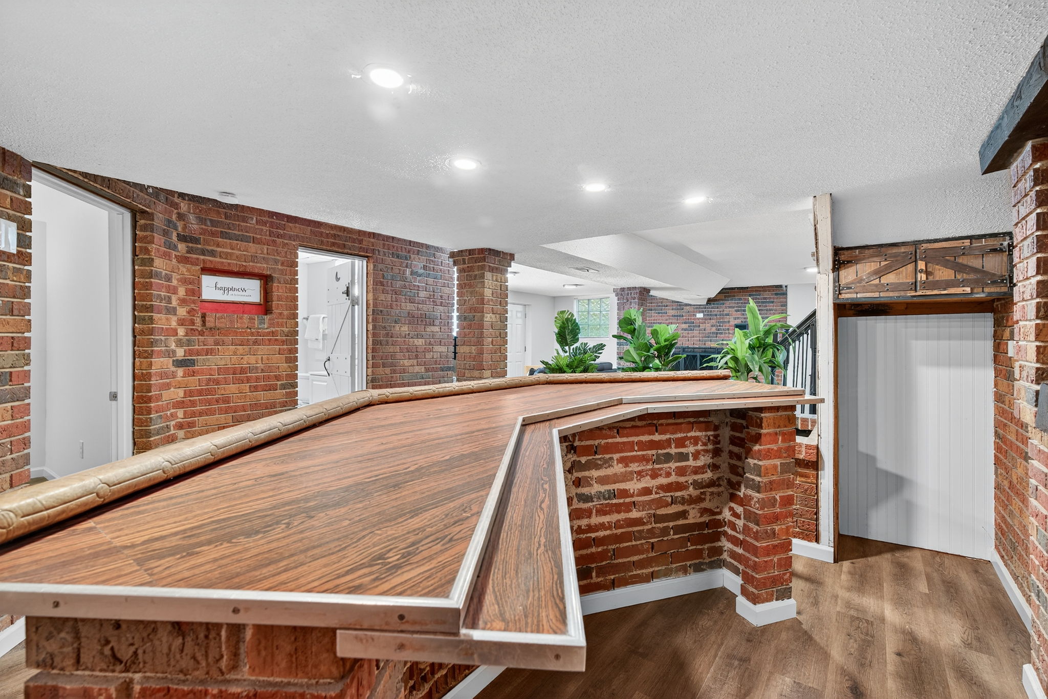 4 Bedrooms Bedrooms, ,2 BathroomsBathrooms,Woodford Rentals,For Rent,1385