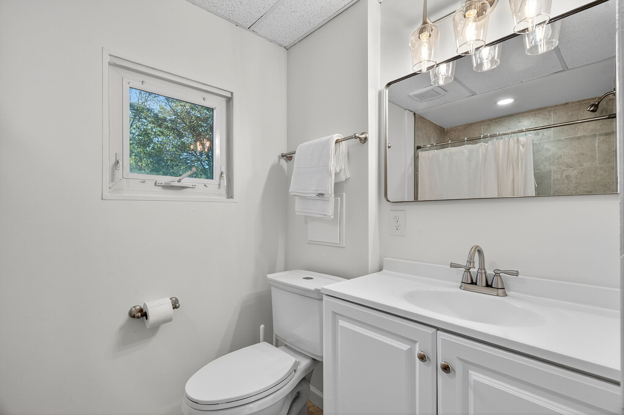 4 Bedrooms Bedrooms, ,2 BathroomsBathrooms,Woodford Rentals,For Rent,1385