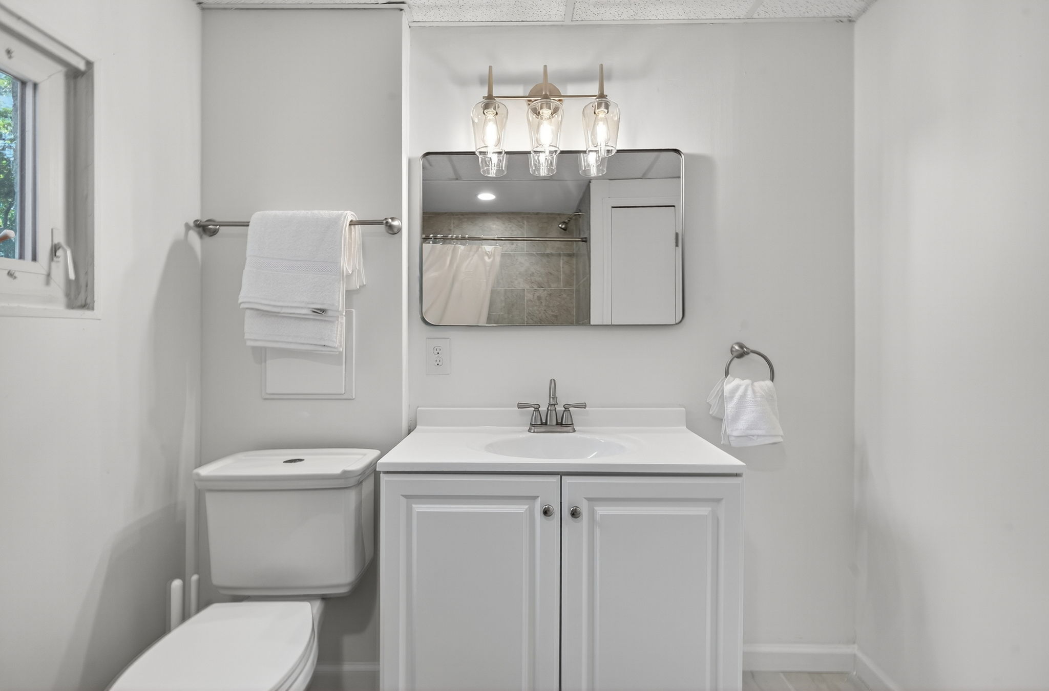 4 Bedrooms Bedrooms, ,2 BathroomsBathrooms,Woodford Rentals,For Rent,1385