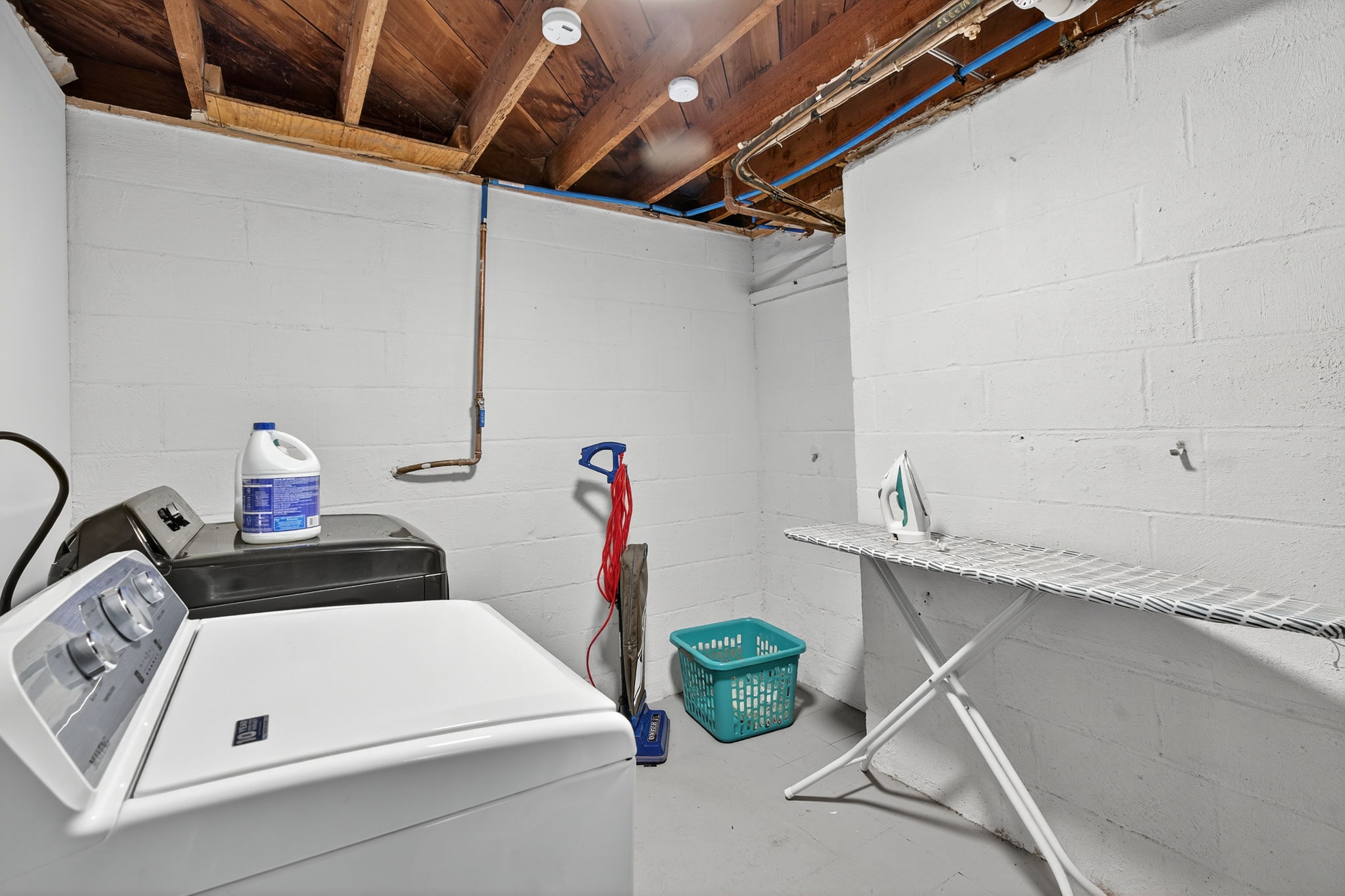 4 Bedrooms Bedrooms, ,2 BathroomsBathrooms,Woodford Rentals,For Rent,1385