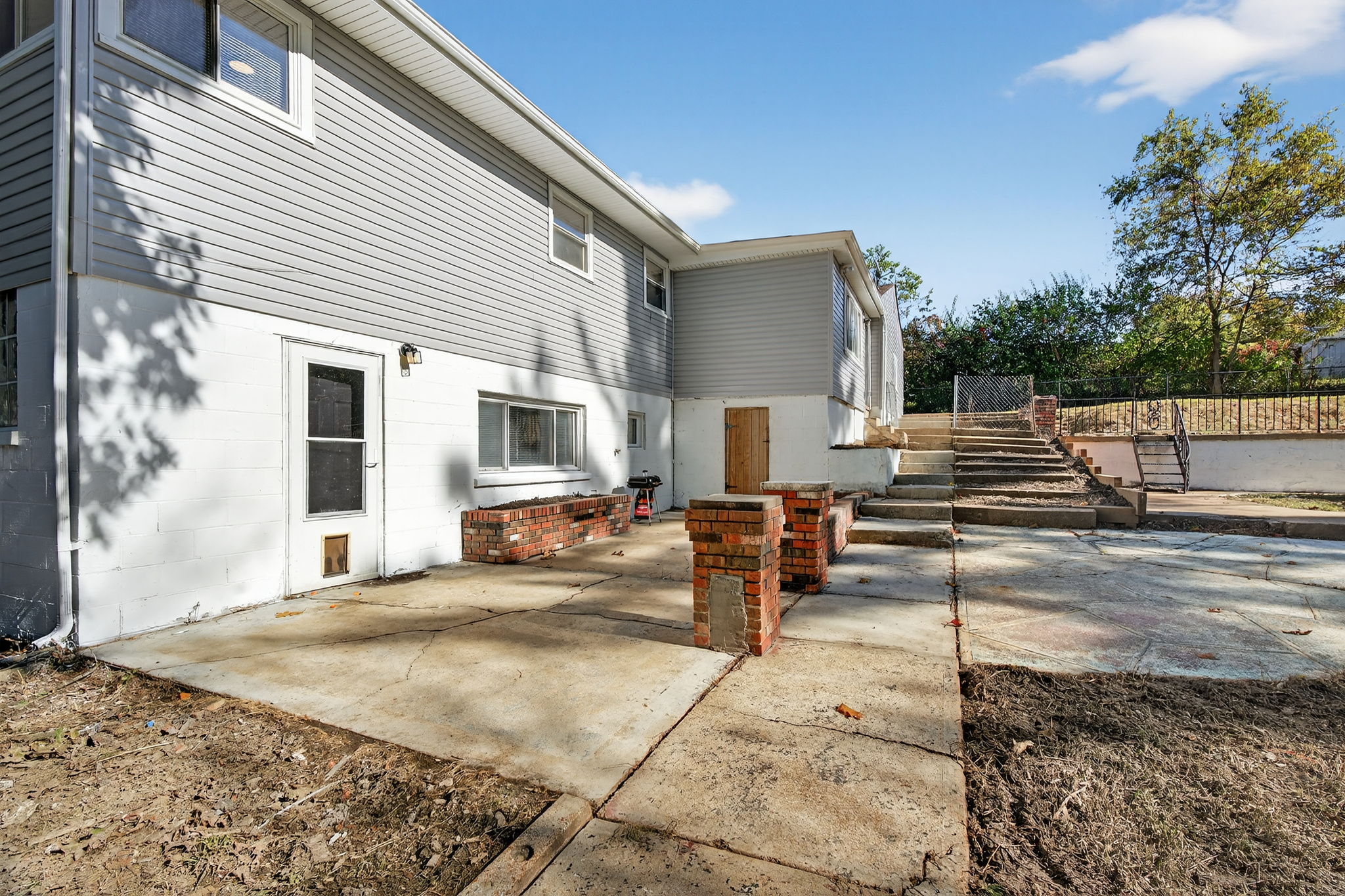 4 Bedrooms Bedrooms, ,2 BathroomsBathrooms,Woodford Rentals,For Rent,1385