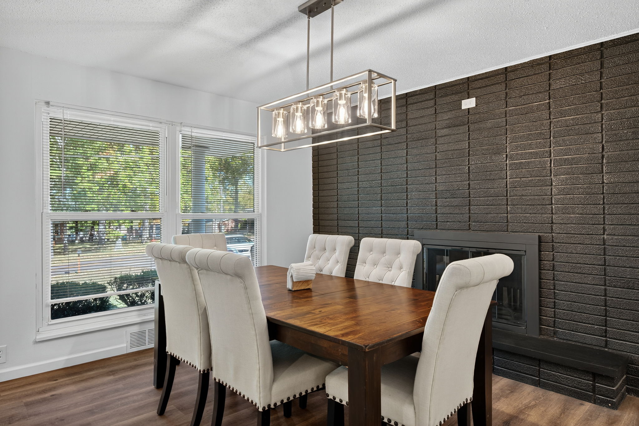 4 Bedrooms Bedrooms, ,2 BathroomsBathrooms,Woodford Rentals,For Rent,1385