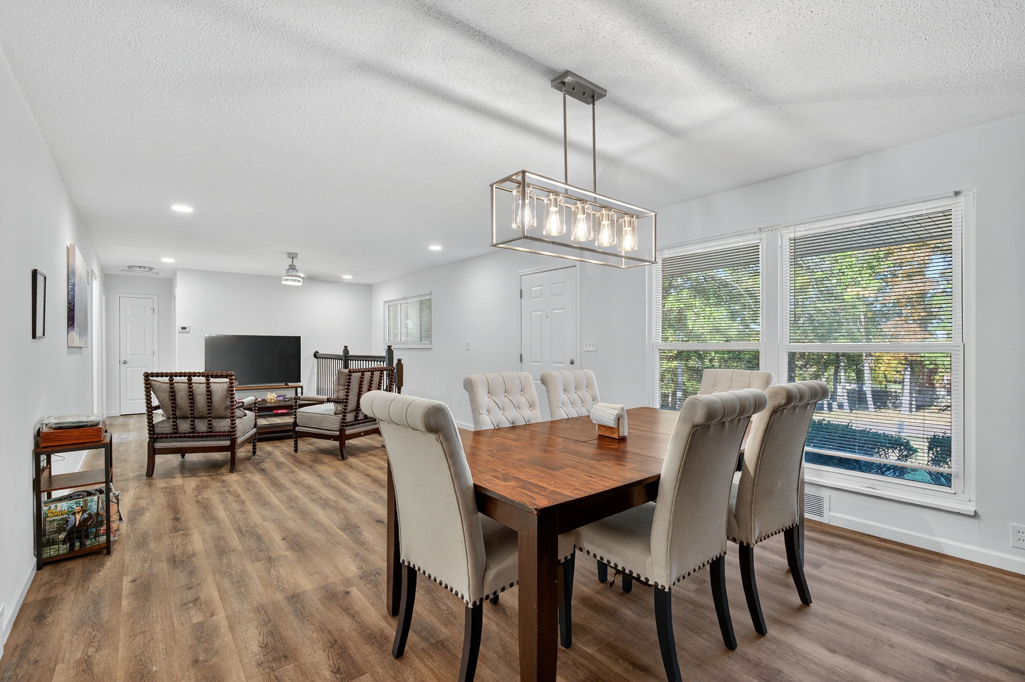 4 Bedrooms Bedrooms, ,2 BathroomsBathrooms,Woodford Rentals,For Rent,1385