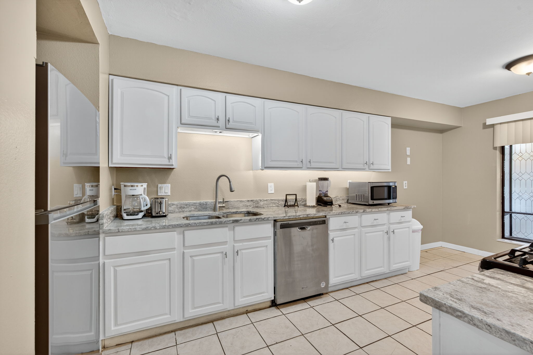 4 Bedrooms Bedrooms, ,2.5 BathroomsBathrooms,Woodford Rentals,For Rent,1387