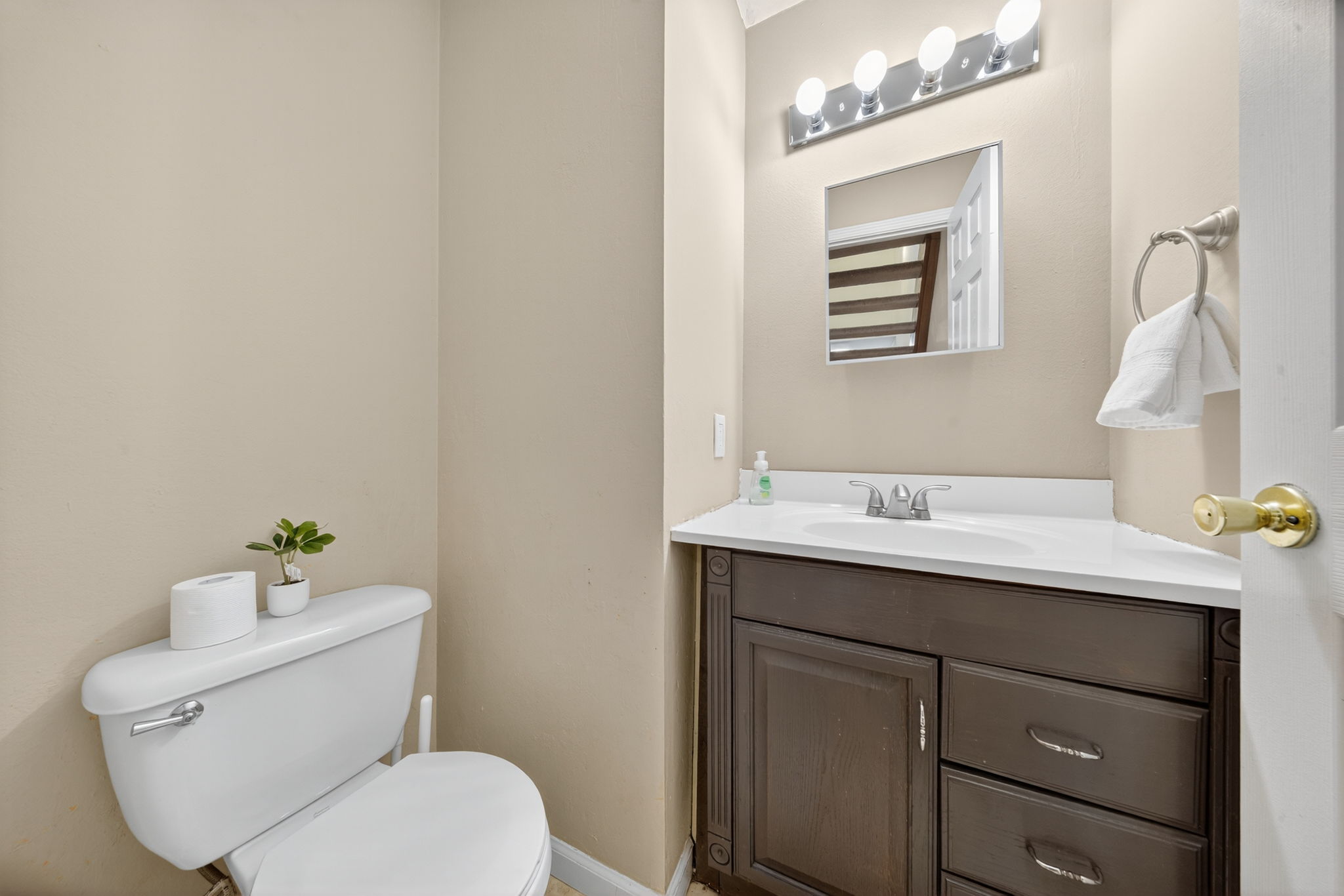 4 Bedrooms Bedrooms, ,2.5 BathroomsBathrooms,Woodford Rentals,For Rent,1387