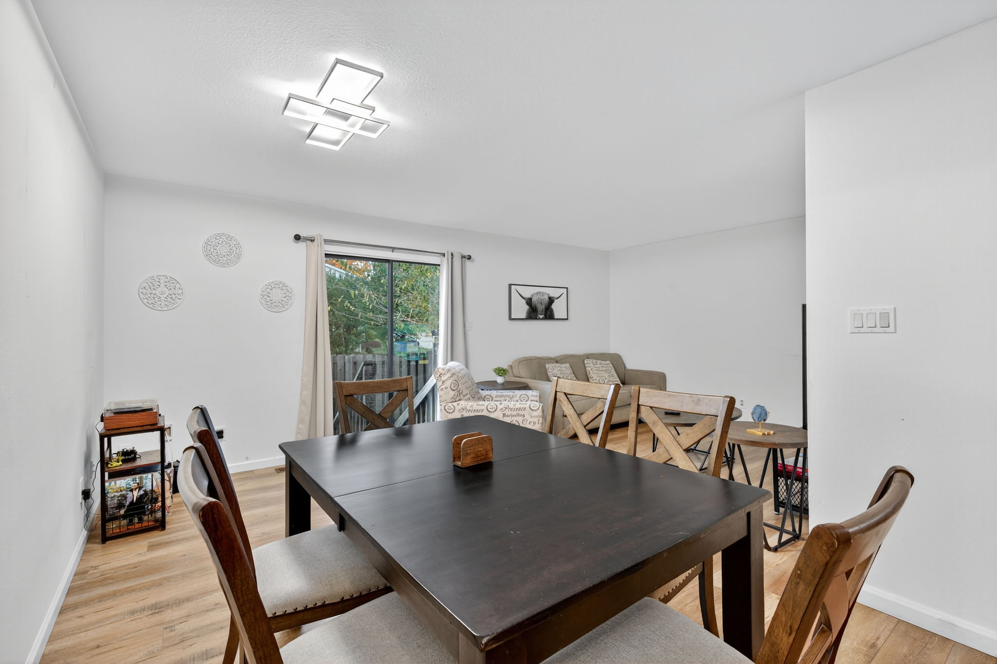 4 Bedrooms Bedrooms, ,2.5 BathroomsBathrooms,Woodford Rentals,For Rent,1387