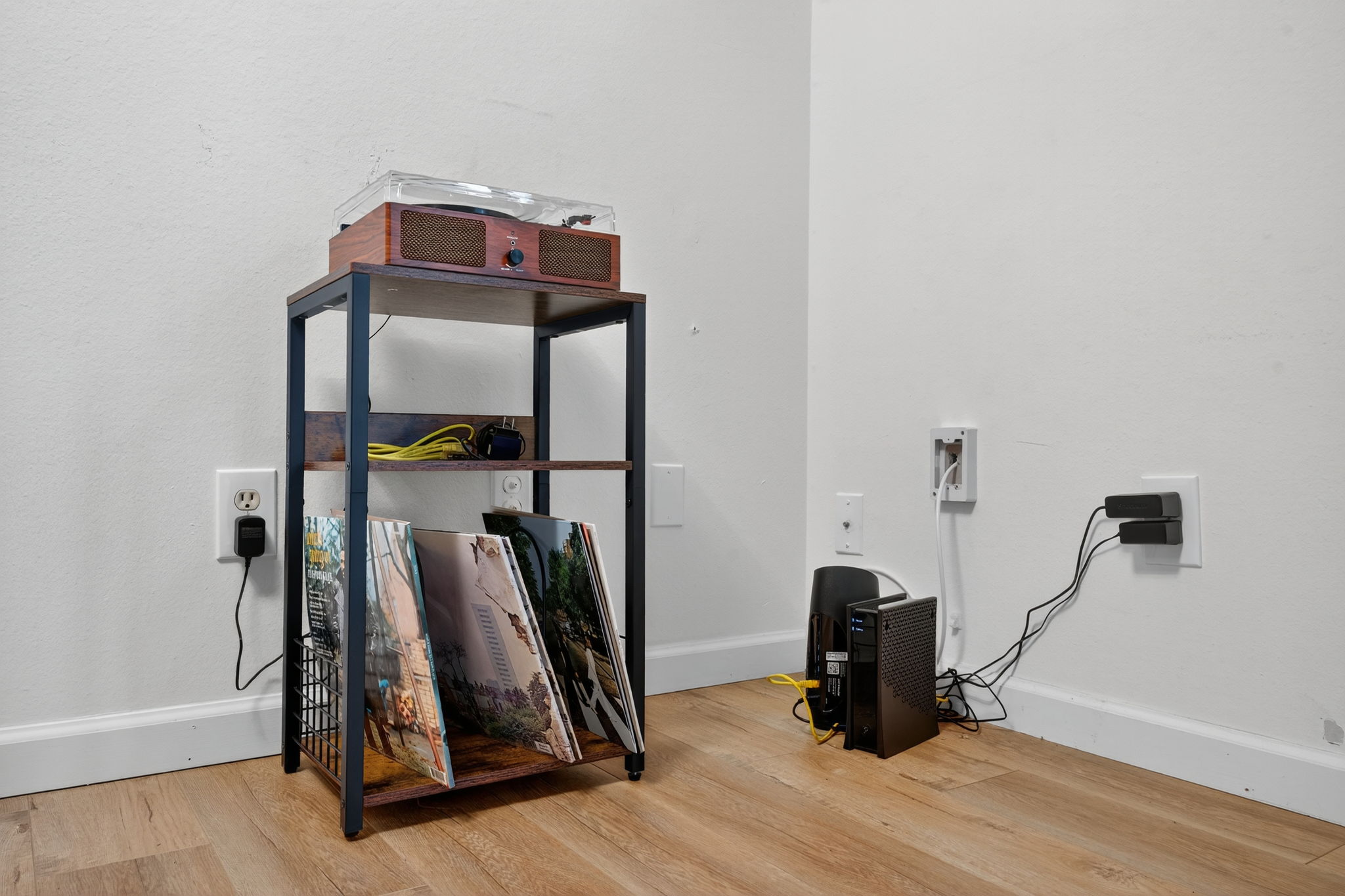 4 Bedrooms Bedrooms, ,2.5 BathroomsBathrooms,Woodford Rentals,For Rent,1387