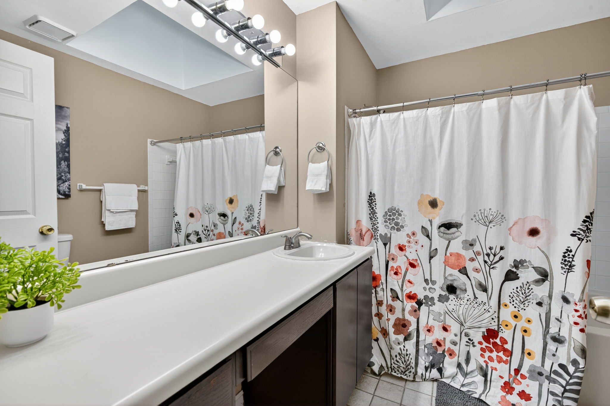 4 Bedrooms Bedrooms, ,2.5 BathroomsBathrooms,Woodford Rentals,For Rent,1387